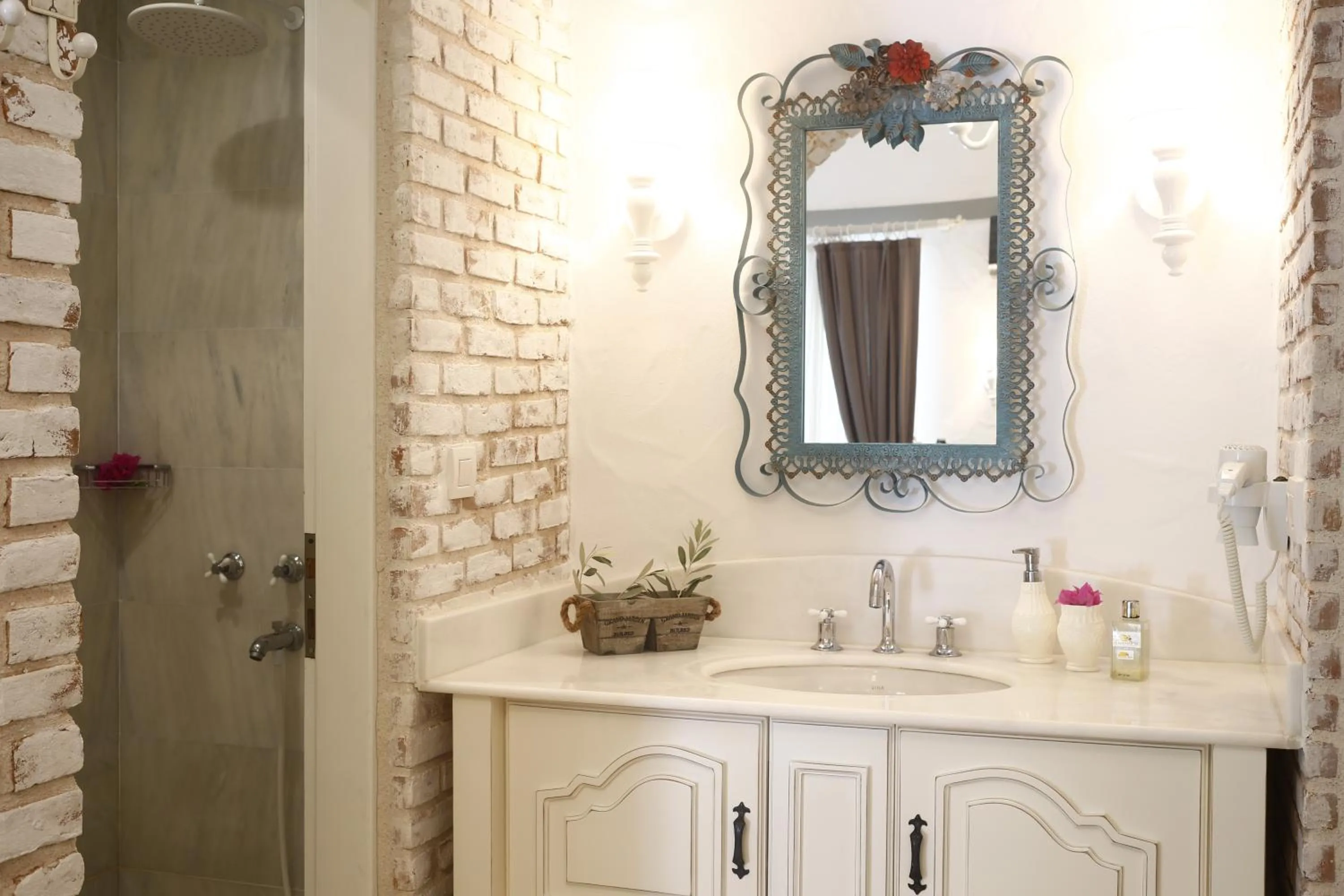 Toilet in Flamingo Hotel & Spa - Pet Friendly