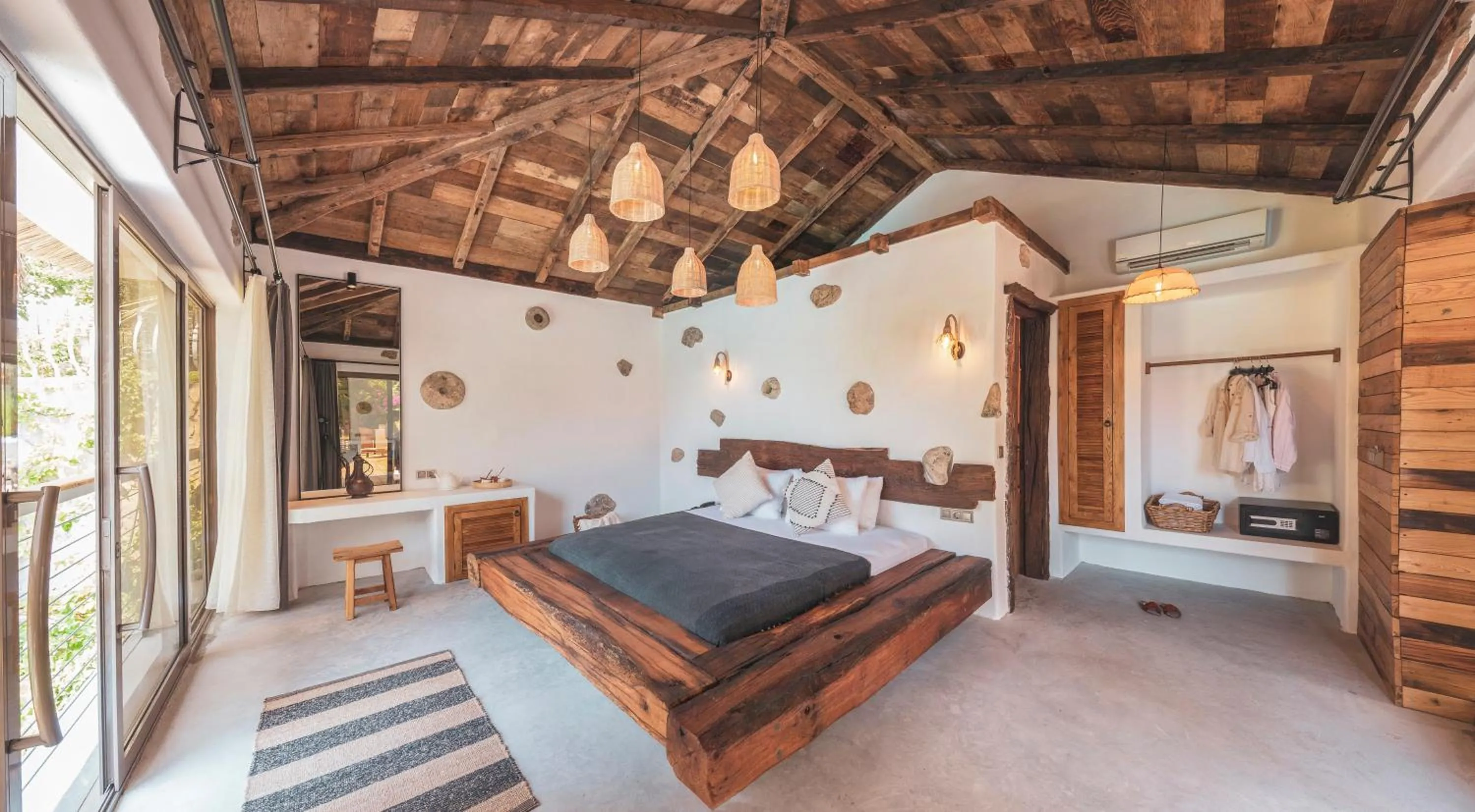 Coffee/tea facilities, Bed in Flamingo Hotel & Spa - Pet Friendly