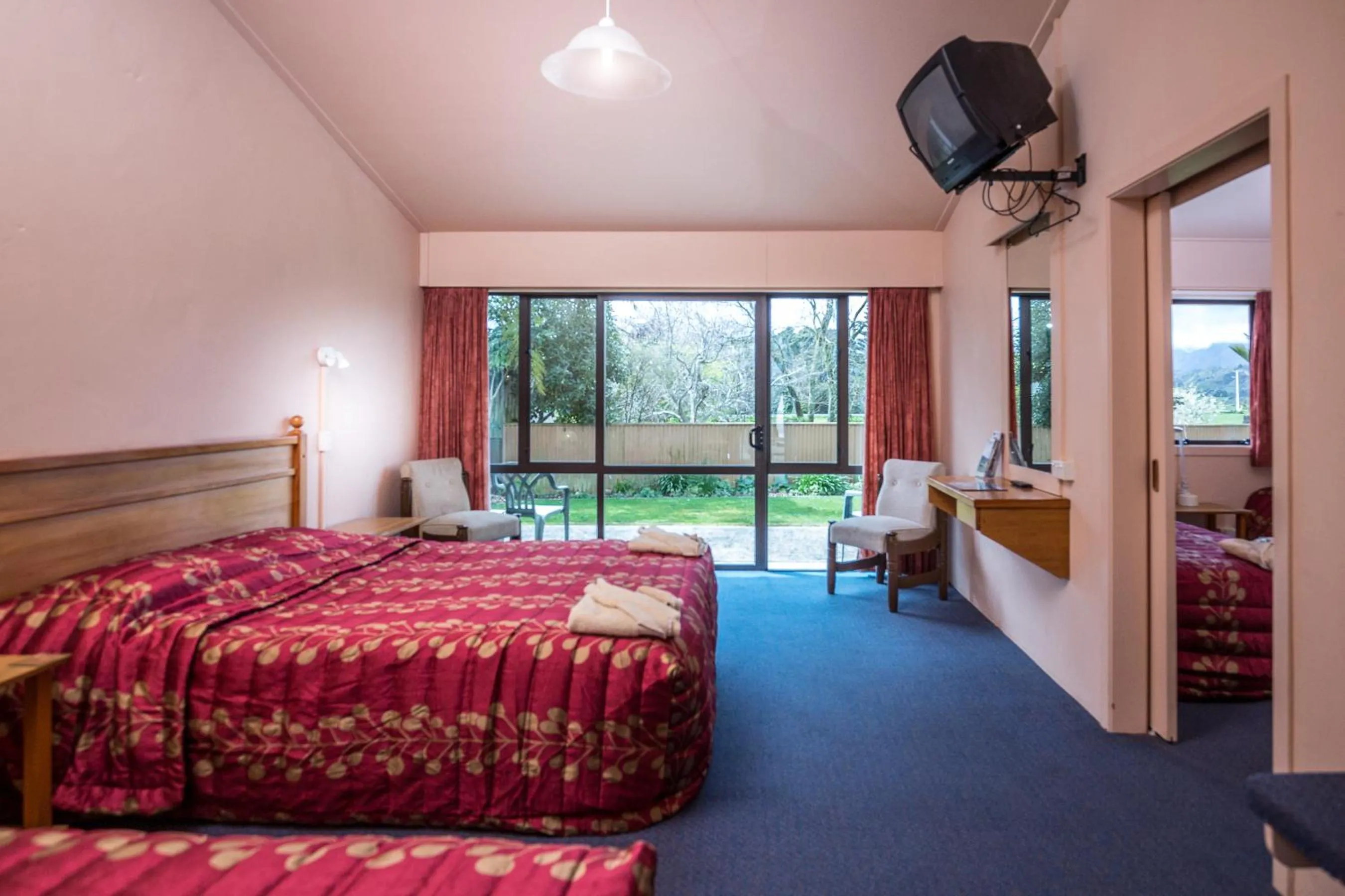 Bed in Karamea Village Hotel