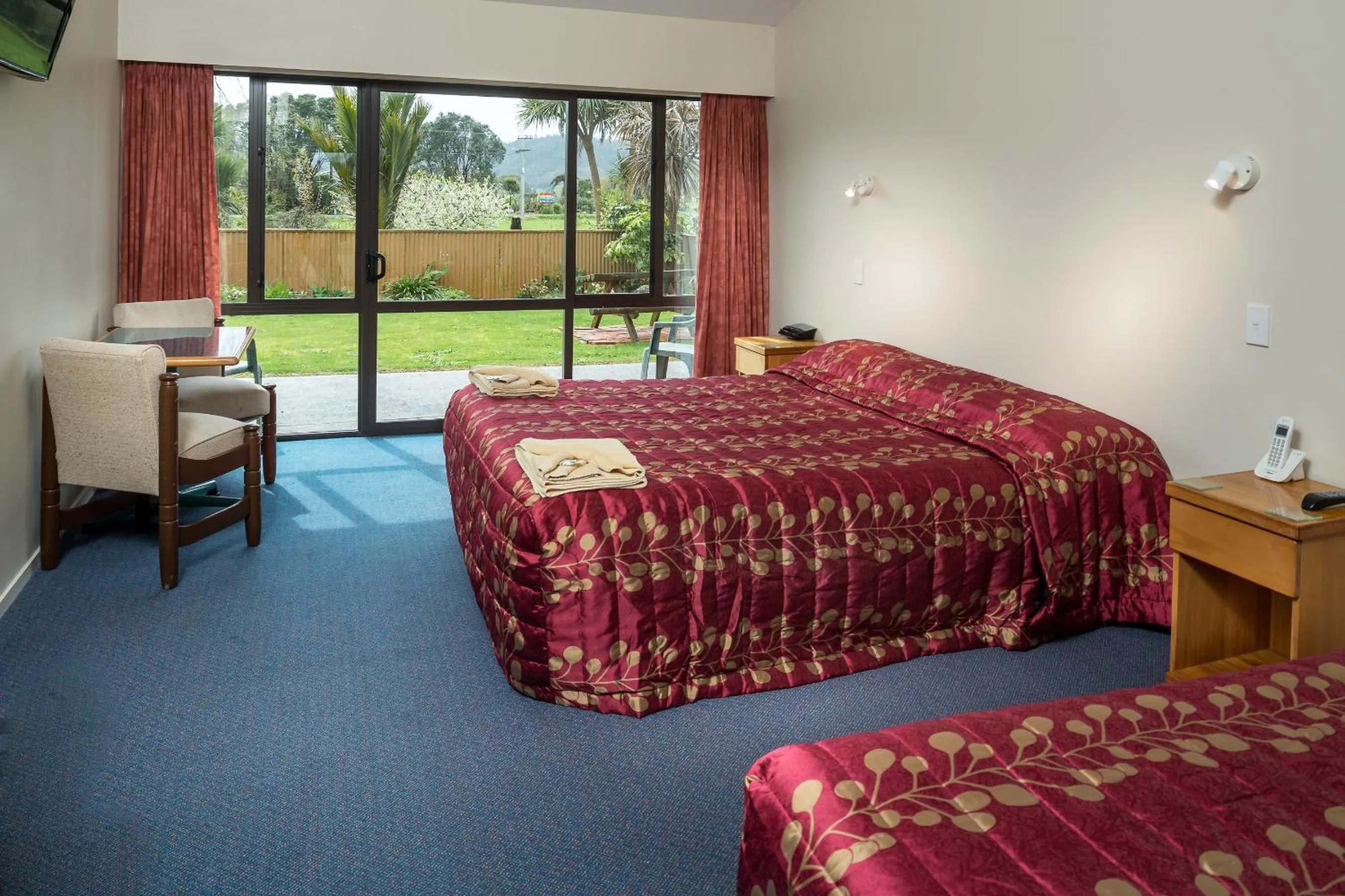 Bed in Karamea Village Hotel