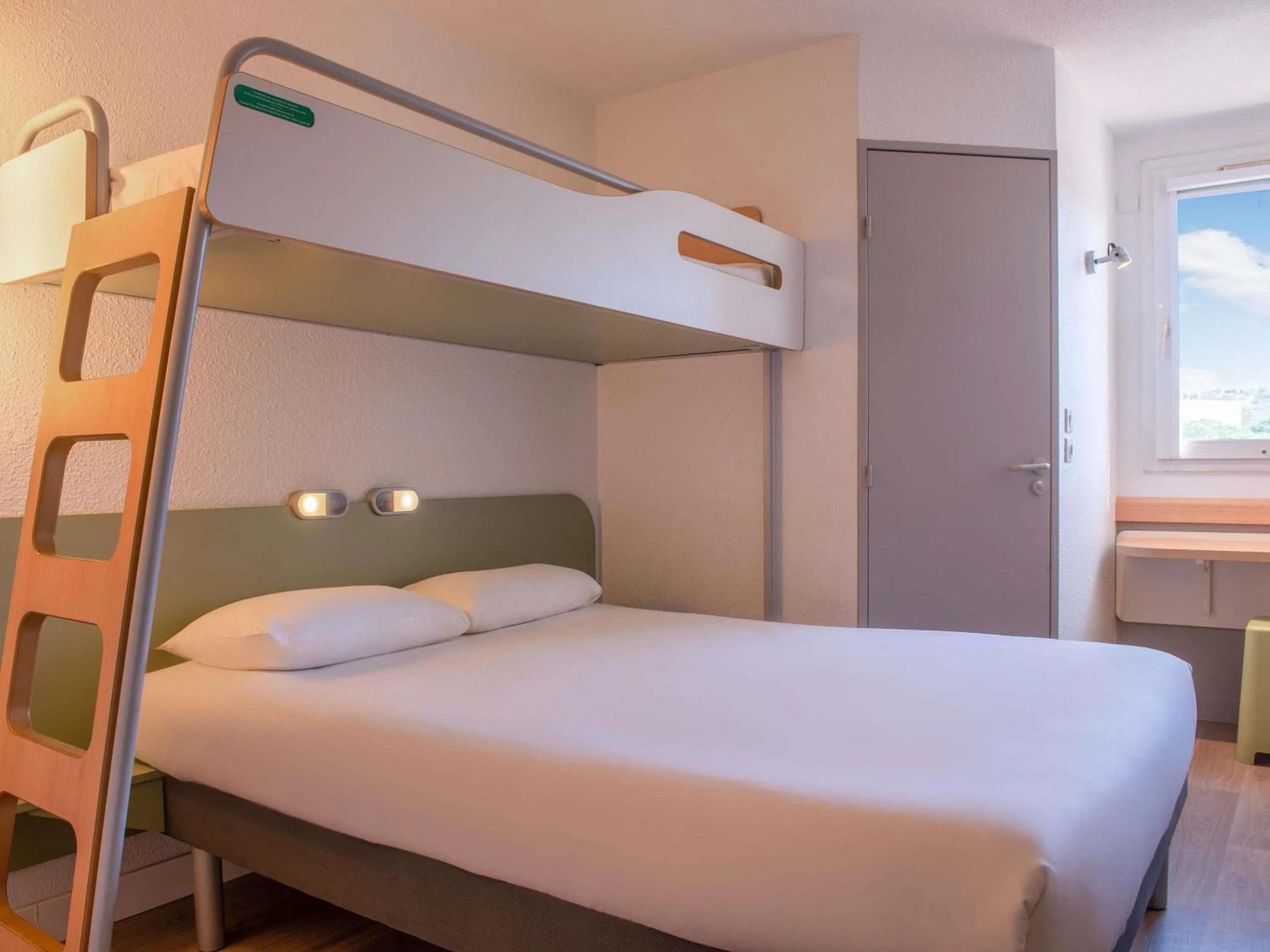 Bedroom, Bed in ibis budget Marseille Aeroport Provence