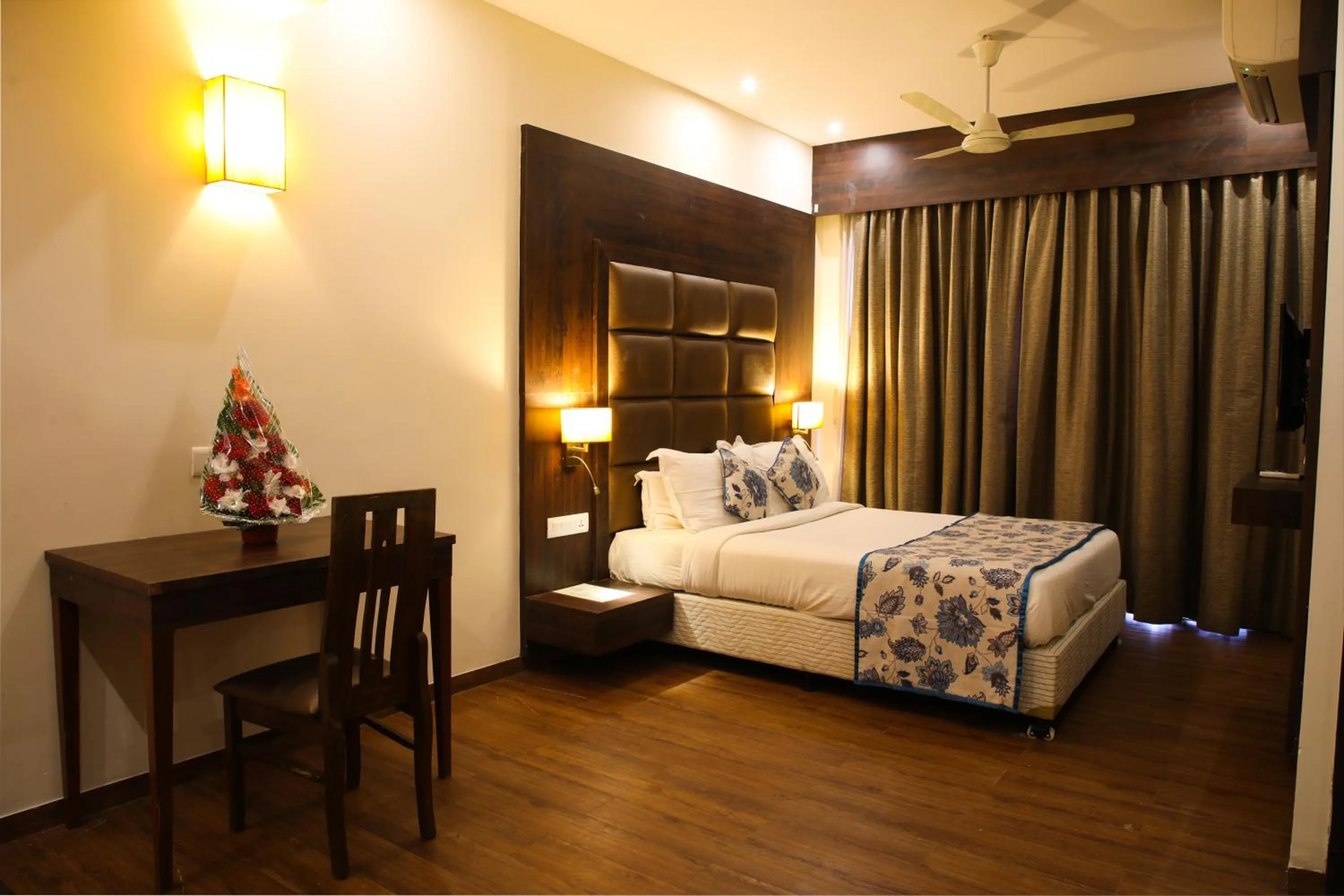 Photo of the whole room, Bed in Riva Gold Coast