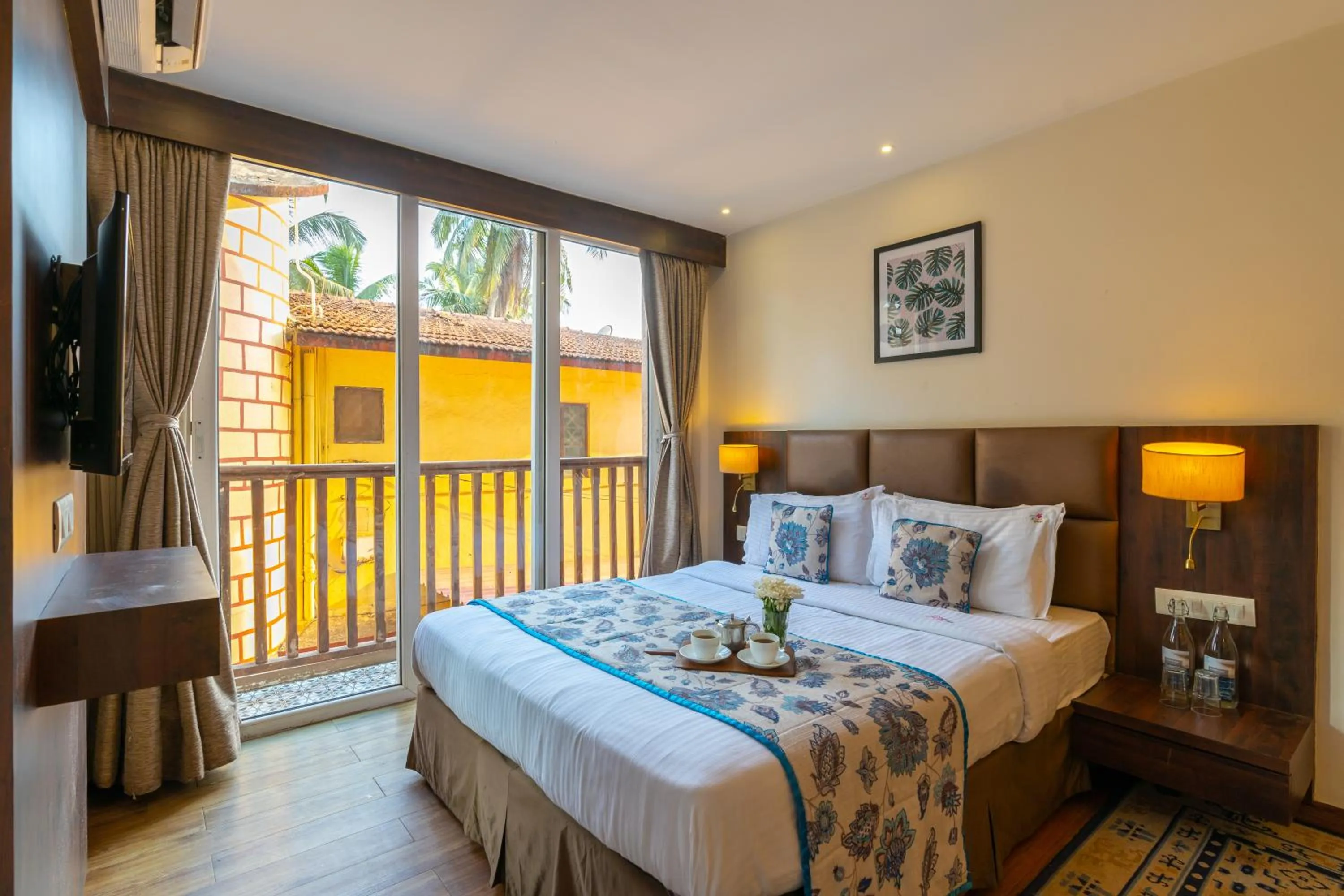 Photo of the whole room, Bed in Riva Gold Coast