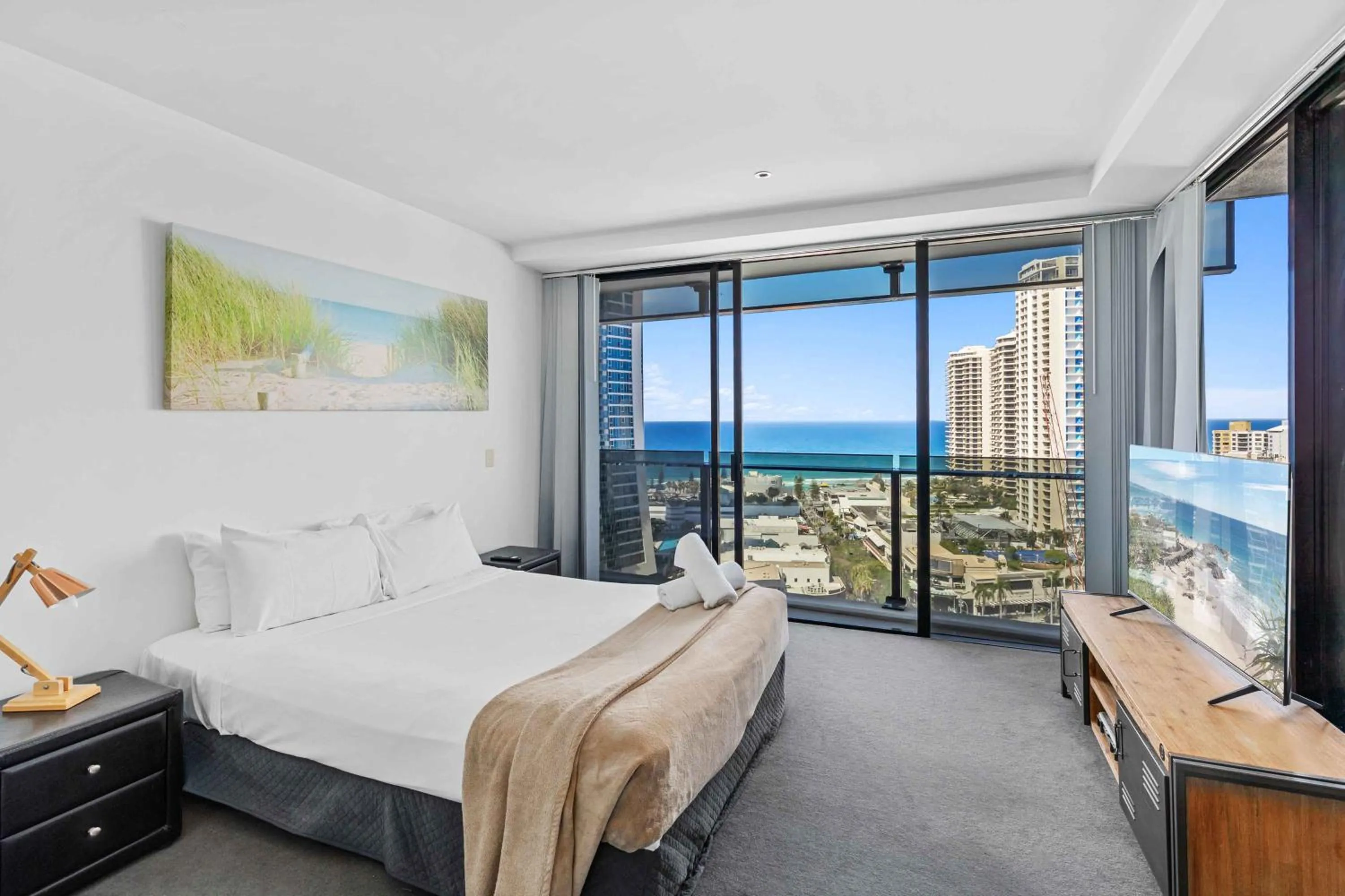 Bed in Circle on Cavill - Hosted by Coastal Letting Co.