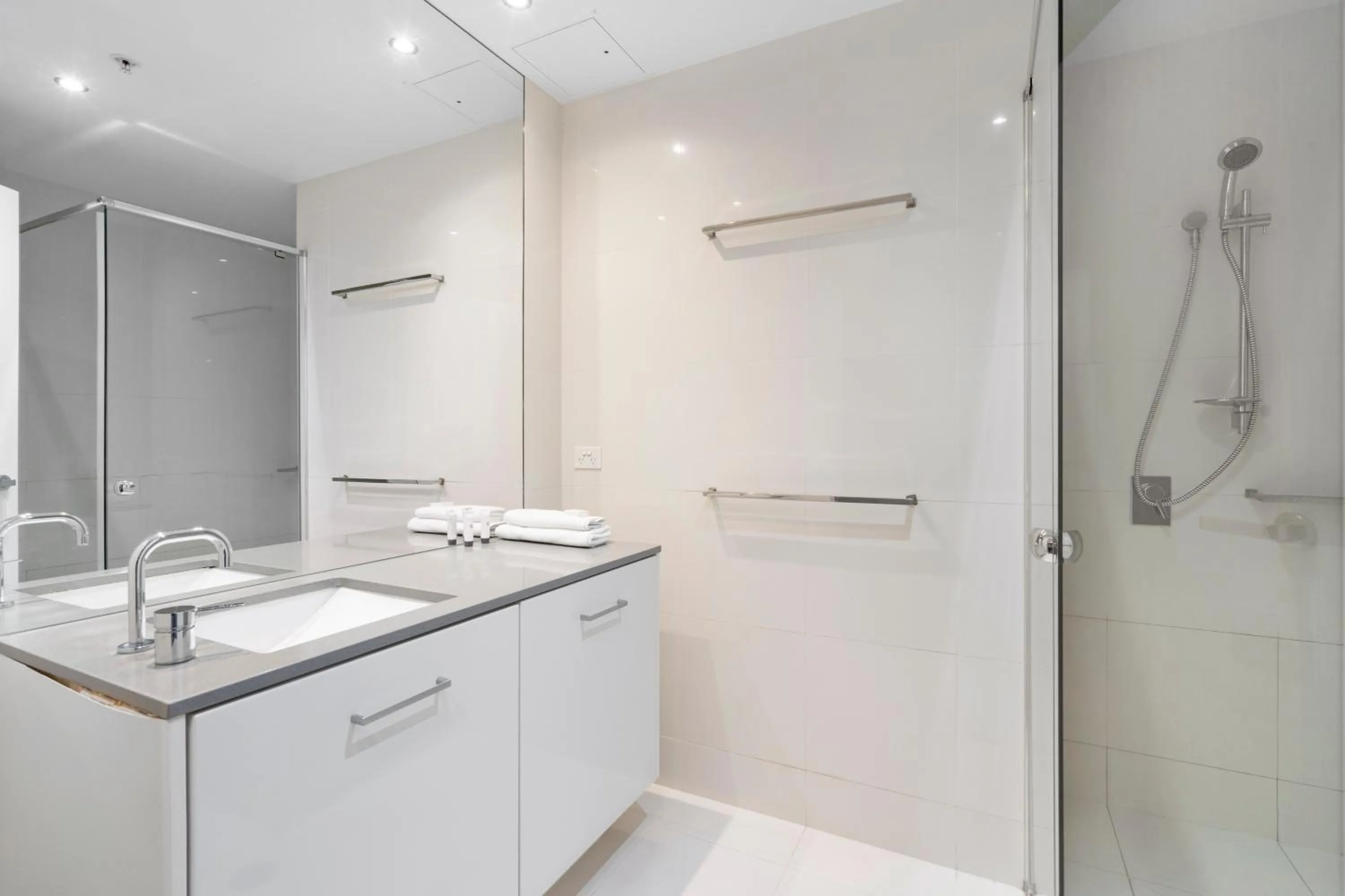 Circle on Cavill - Hosted by Coastal Letting Co.