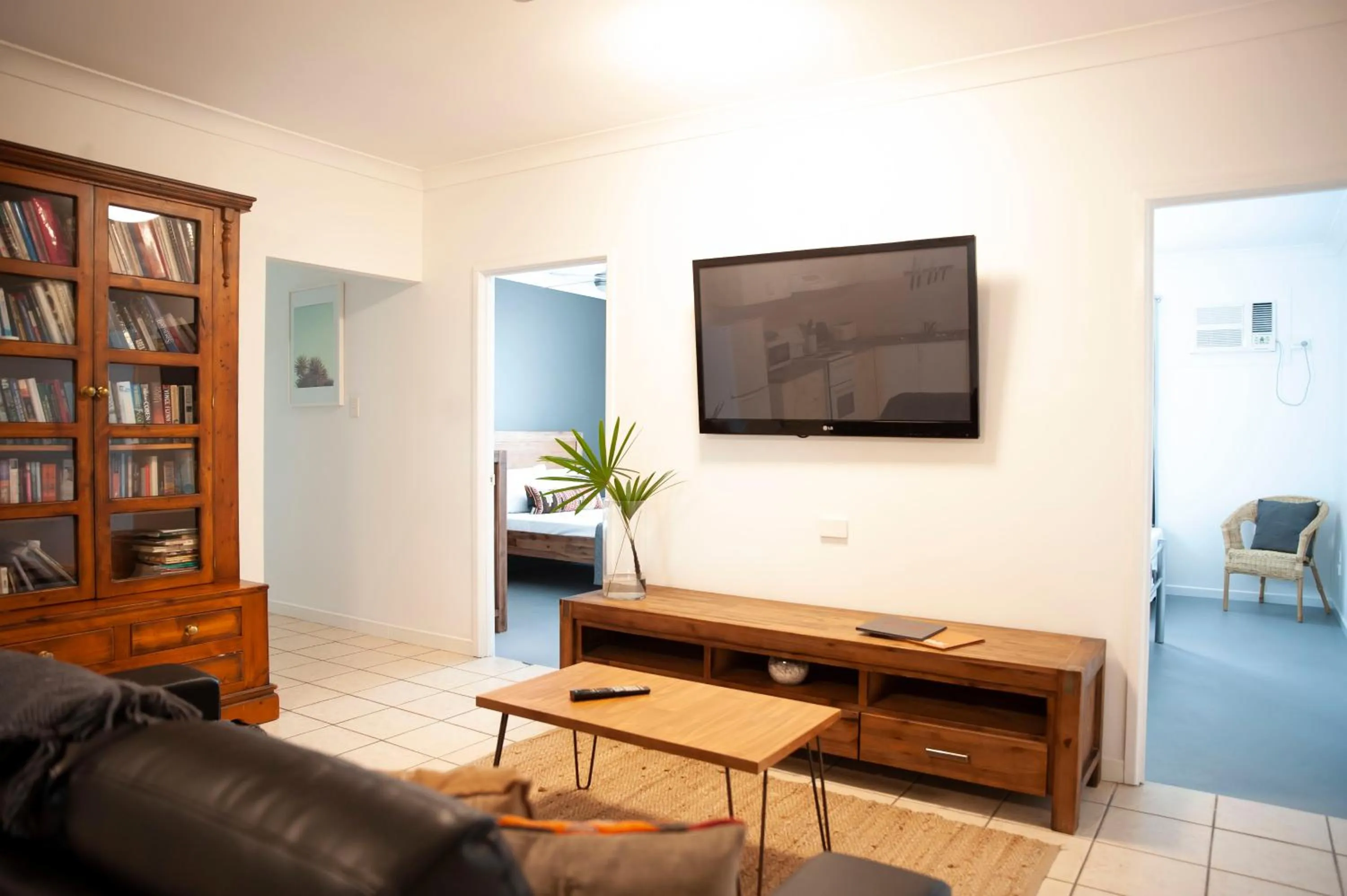 TV and multimedia in Motel Nomad