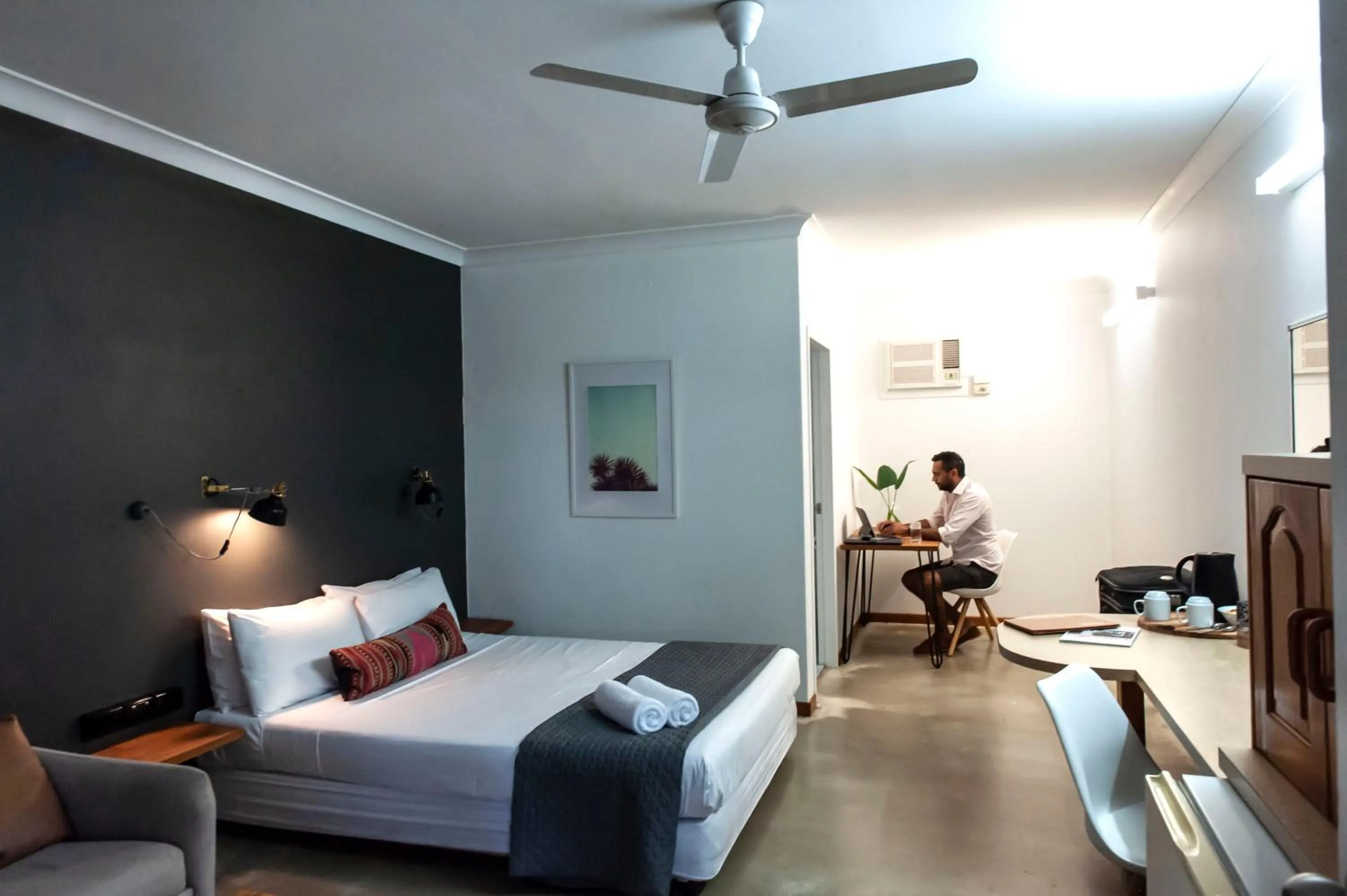 Shower, Bed in Motel Nomad