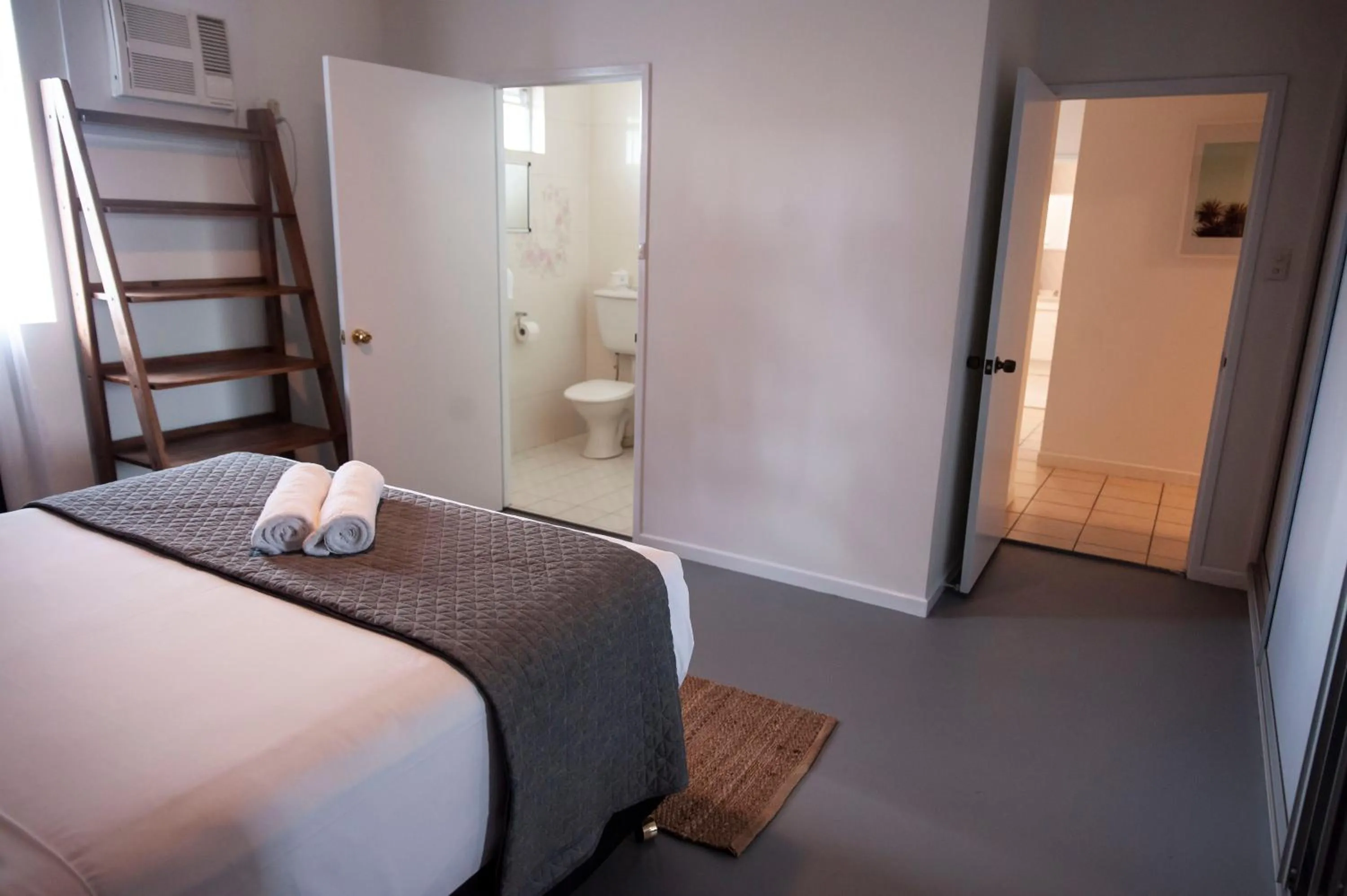 Shower, Bed in Motel Nomad