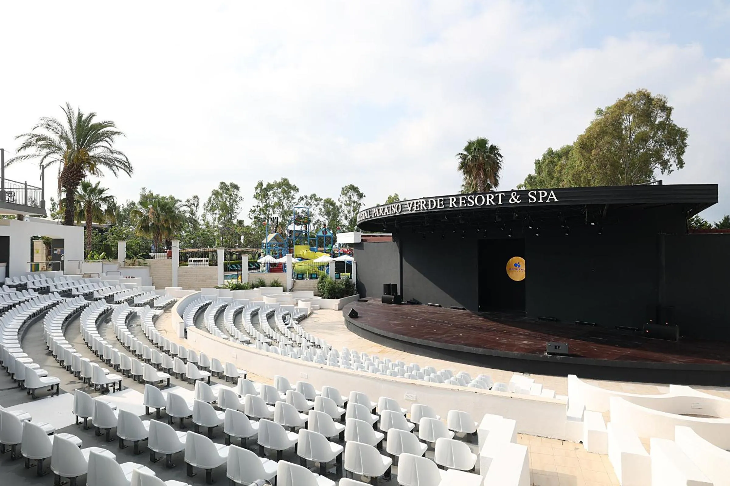 Evening entertainment in Crystal Paraiso Verde Resort & Spa - Ultimate All Inclusive