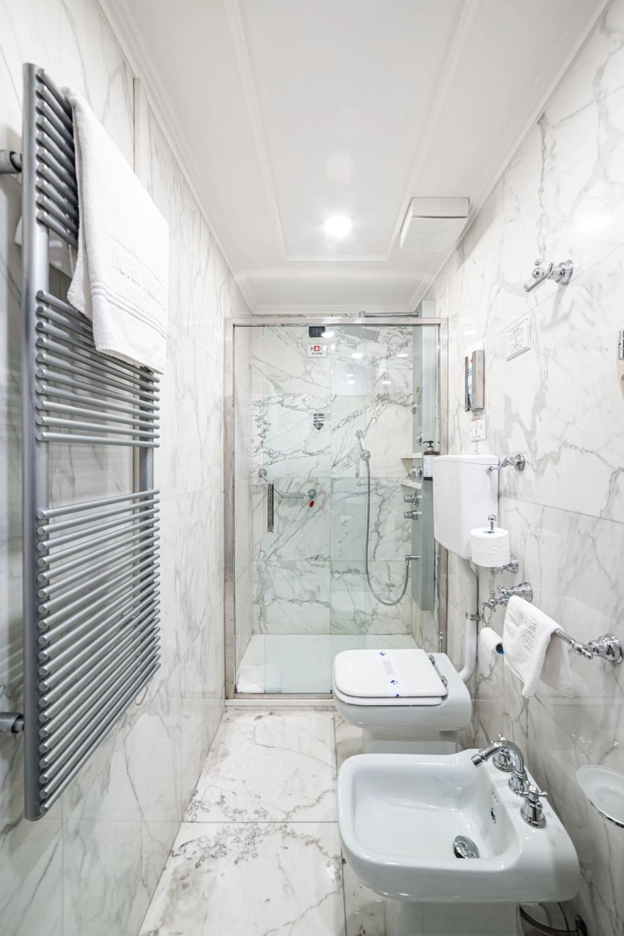 Shower in Phi Hotel Principe