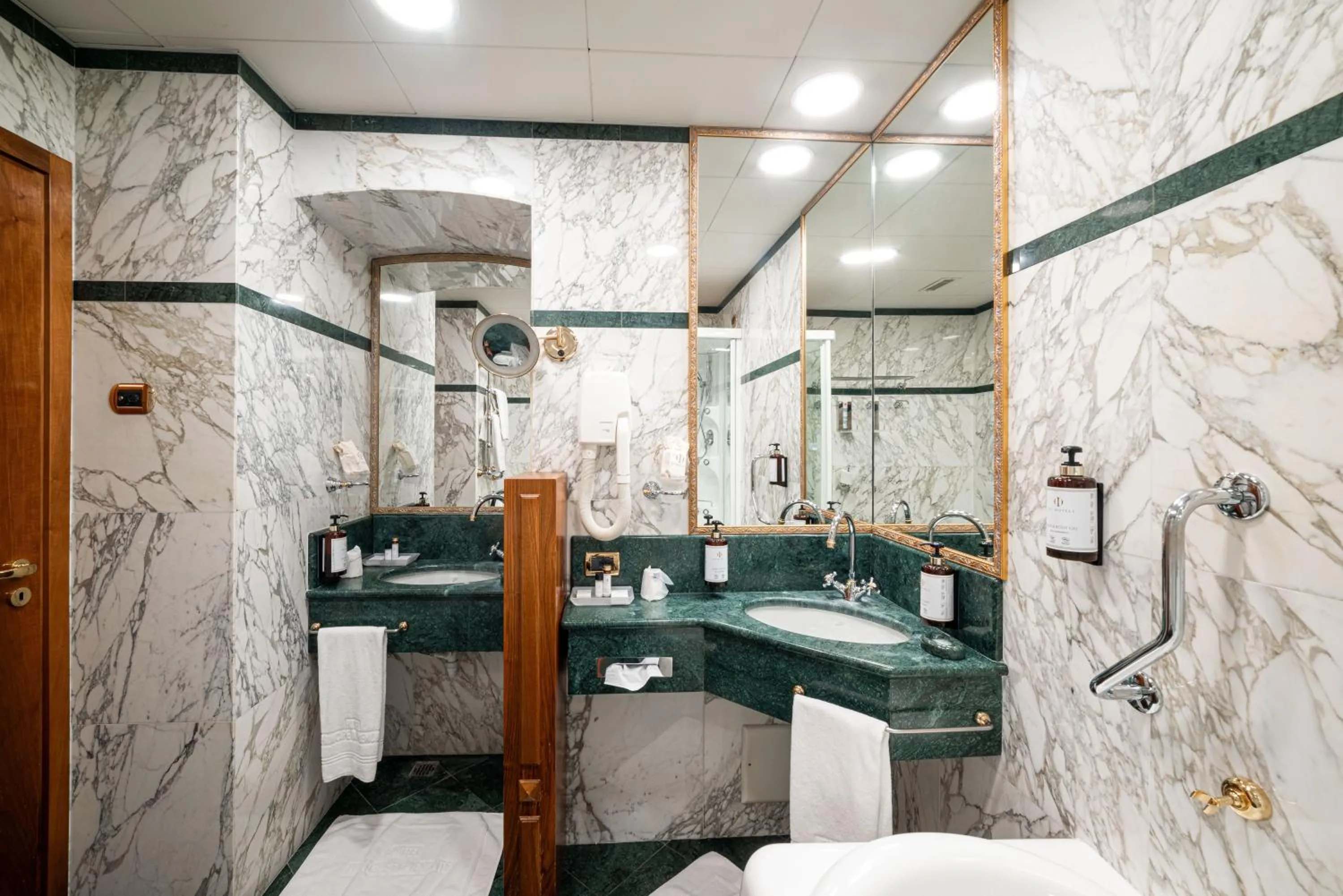 Toilet in Phi Hotel Principe