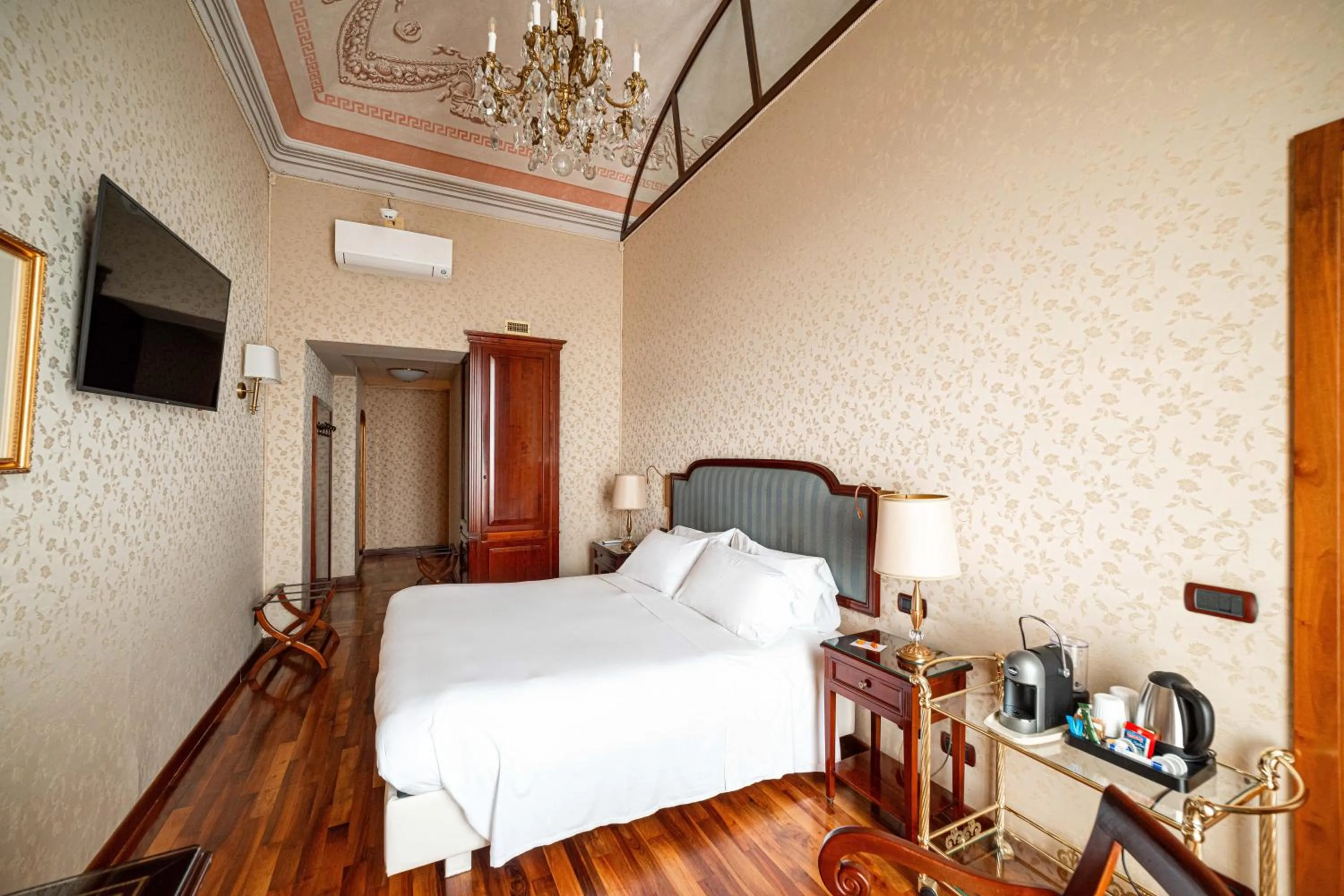 Photo of the whole room, Bed in Phi Hotel Principe
