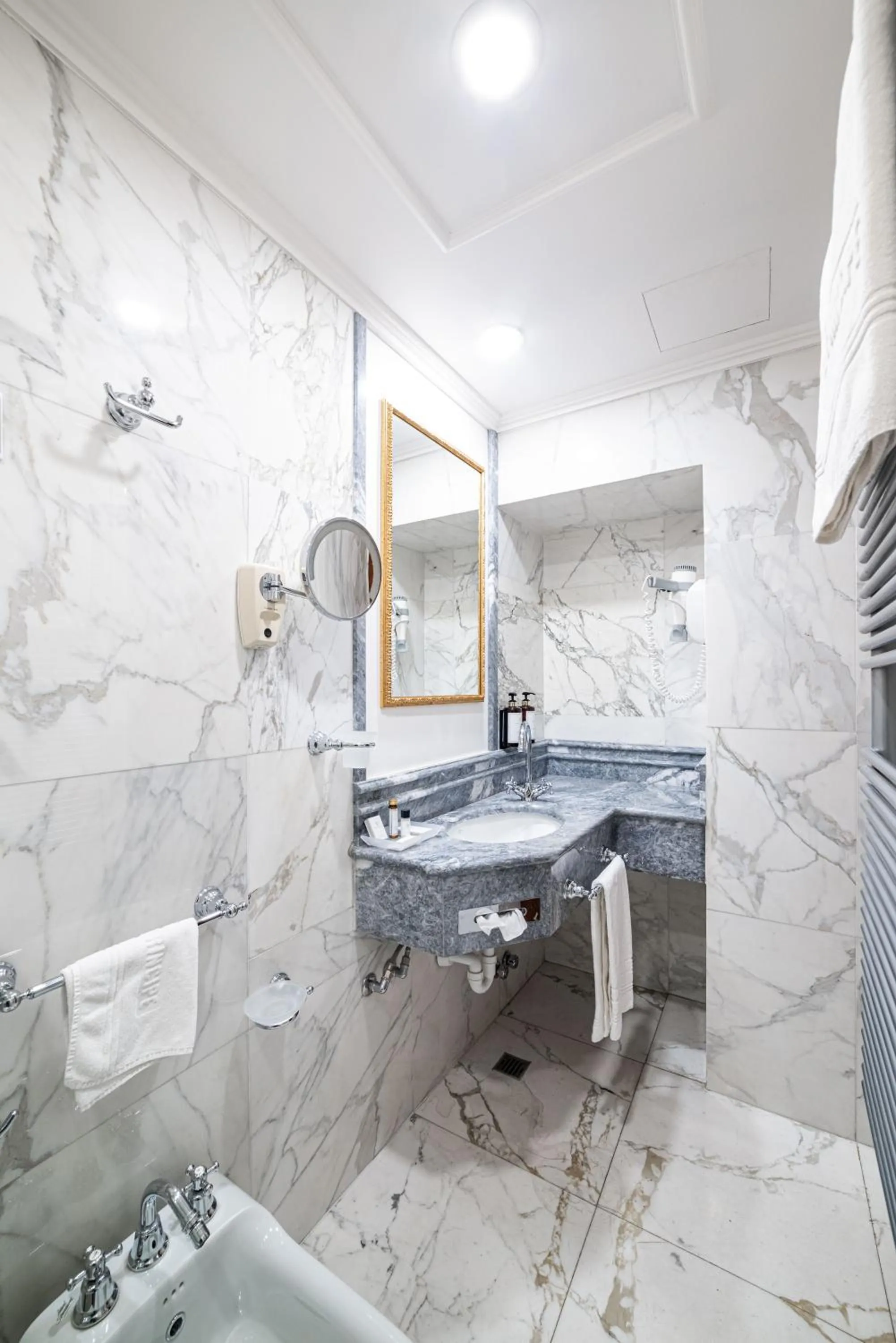 Bathroom in Phi Hotel Principe