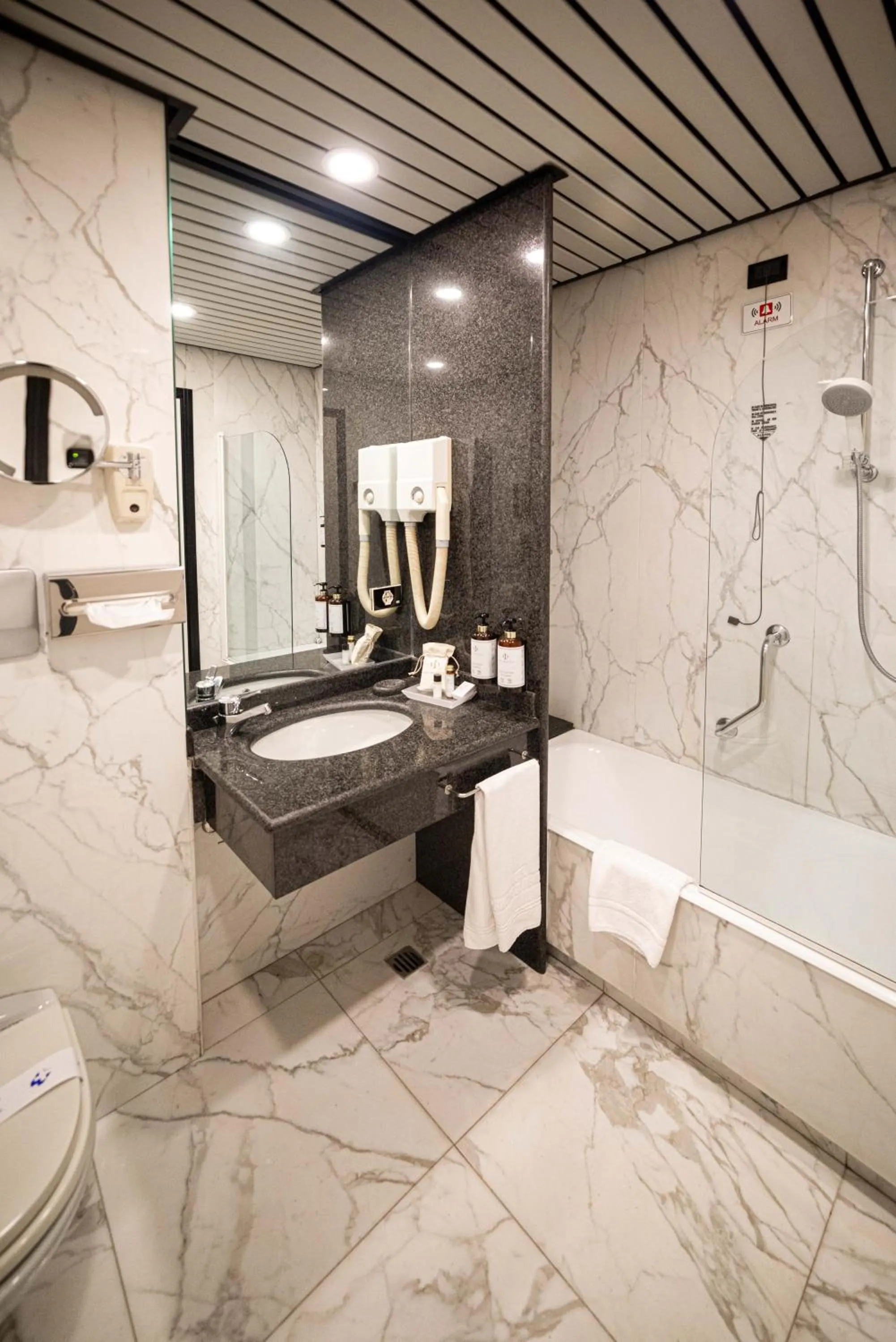 Bathroom in Phi Hotel Principe