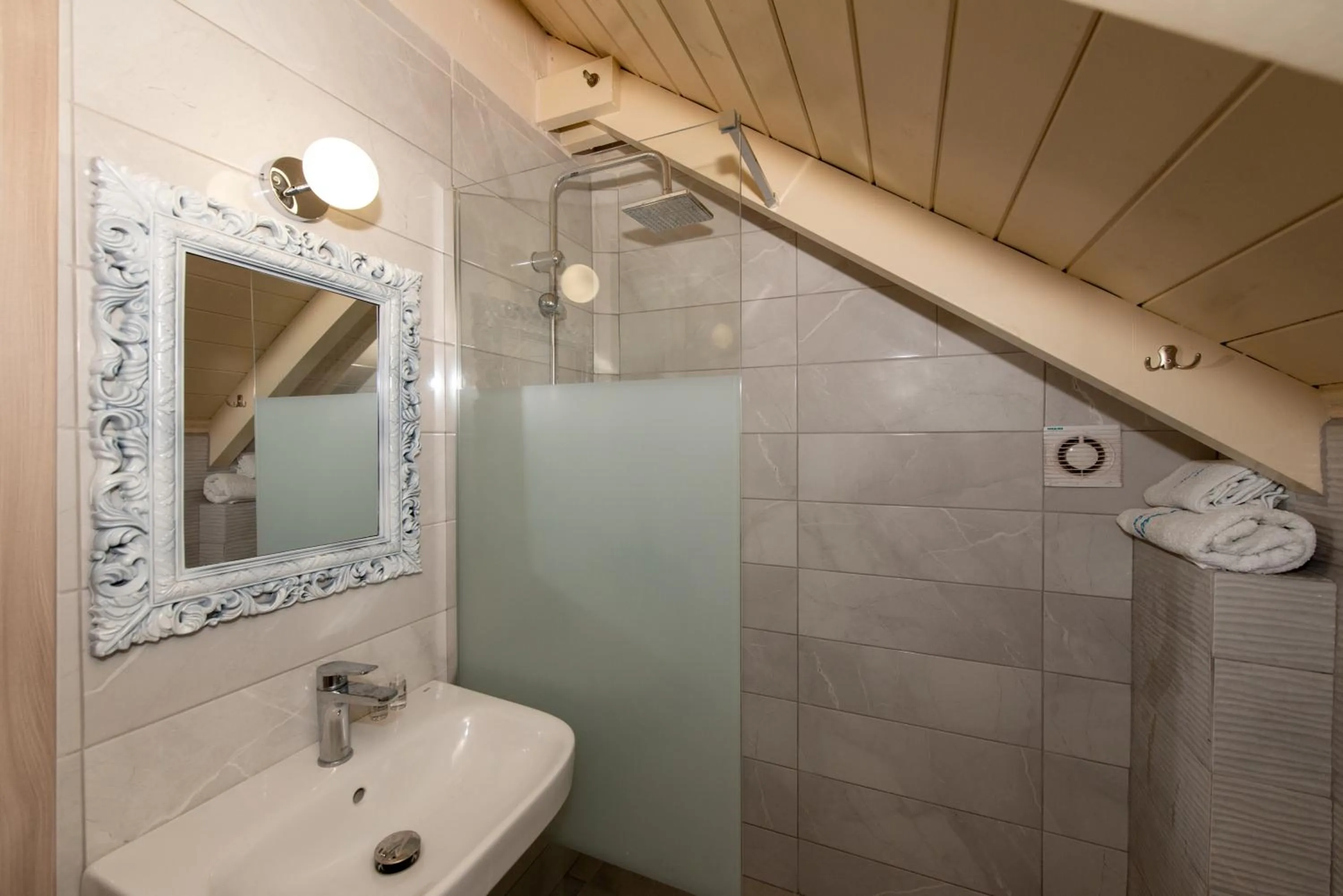Shower in Tsolakis Studios & Apartments