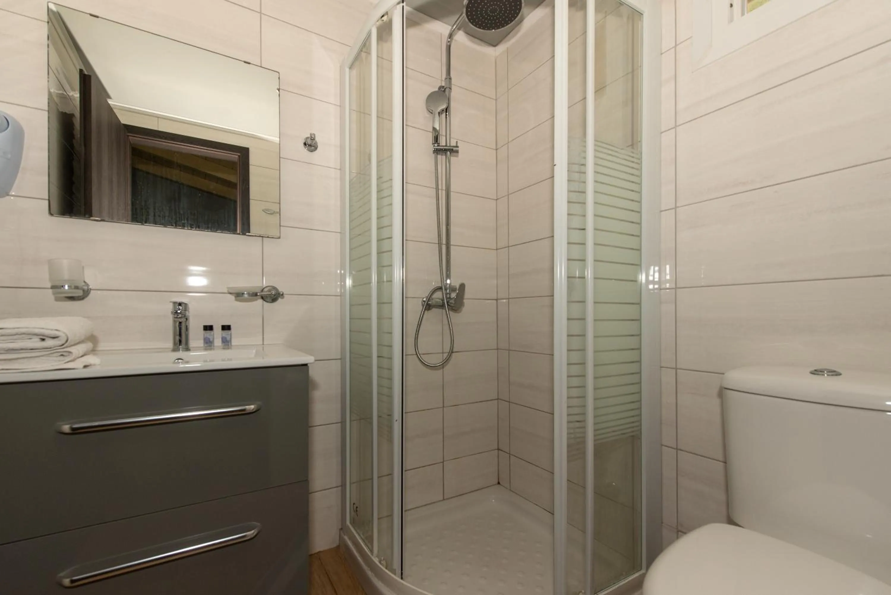 Shower in Tsolakis Studios & Apartments