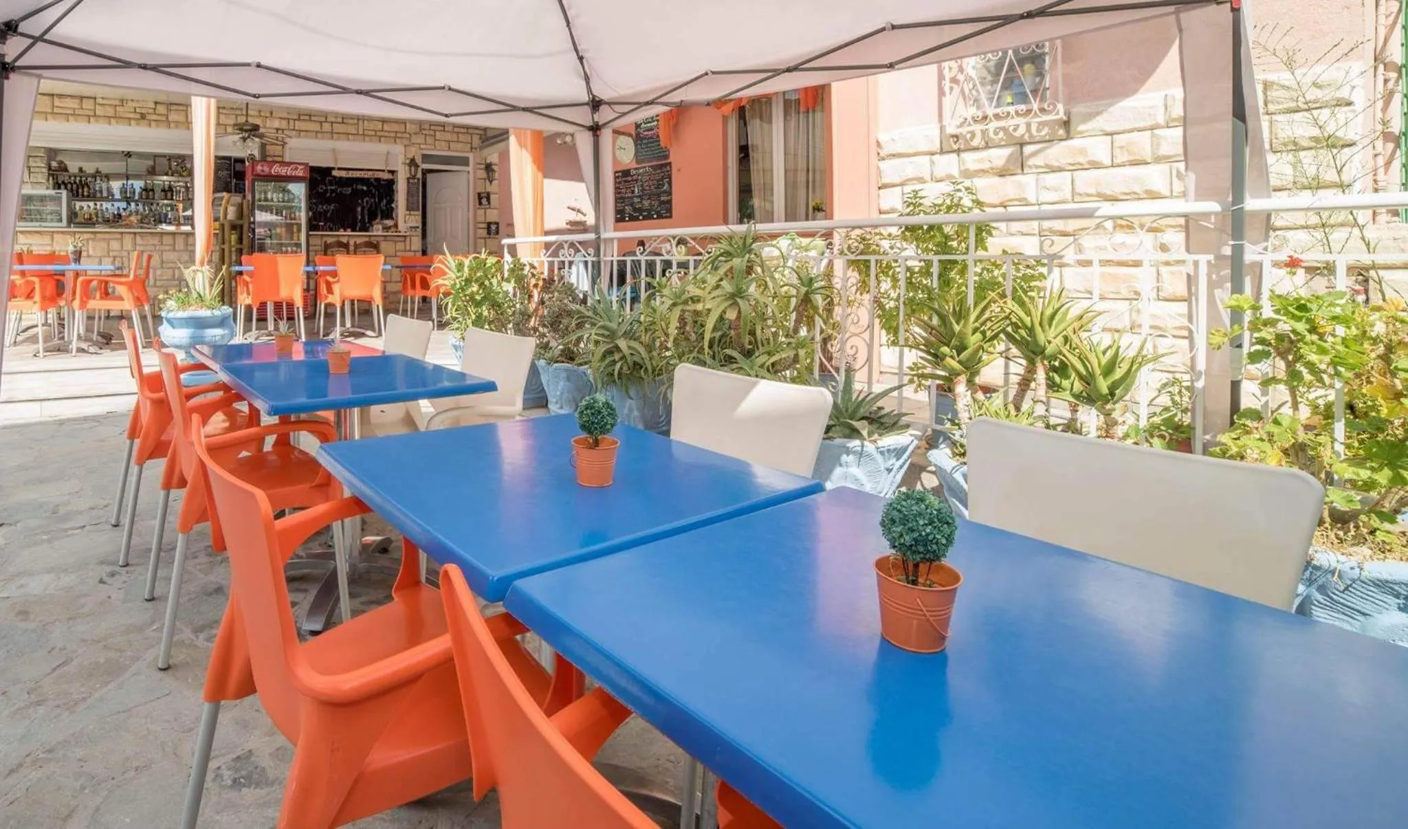 Restaurant/places to eat in Tsolakis Studios & Apartments