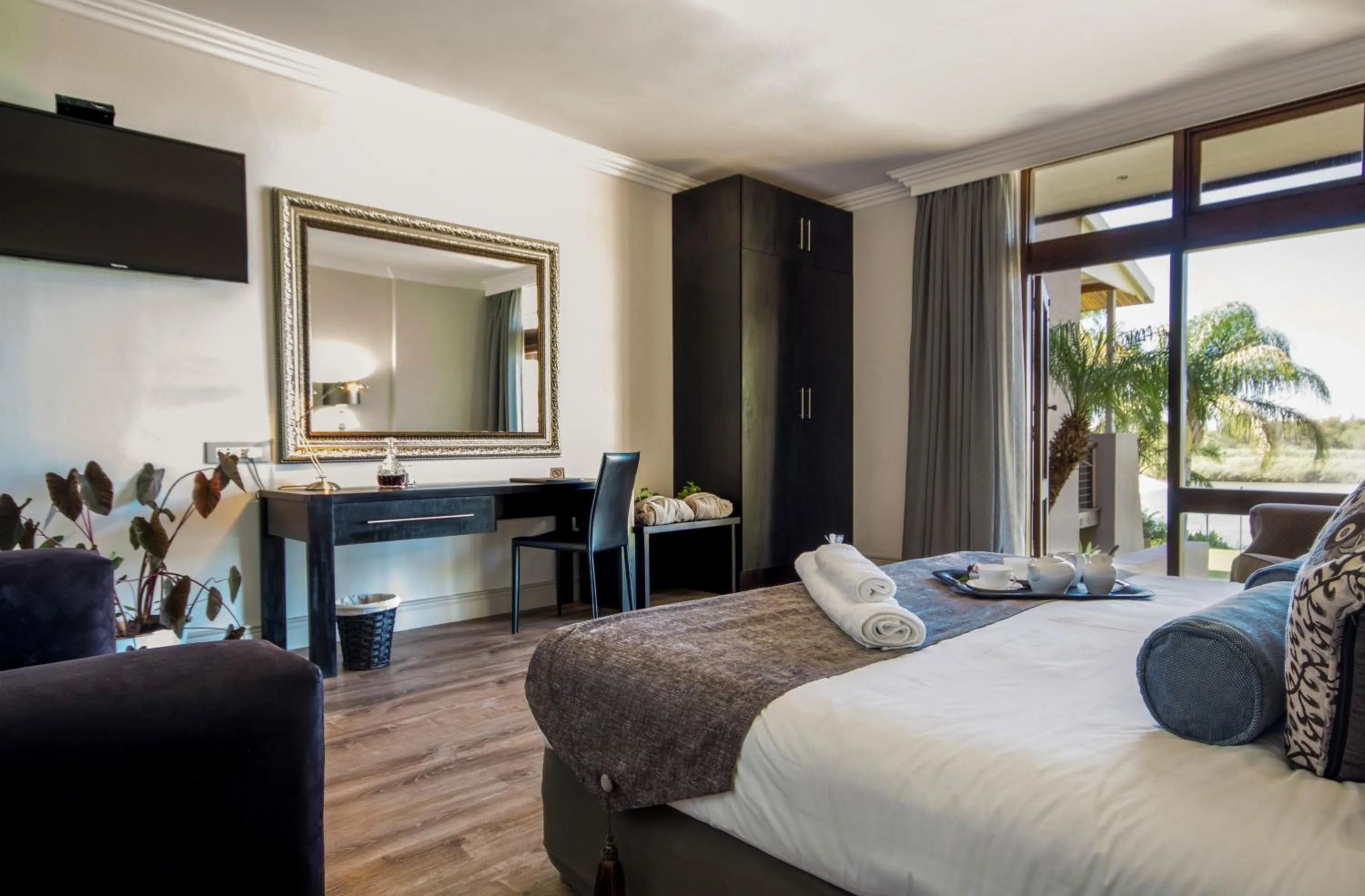 Day, Bed in River Place Manor