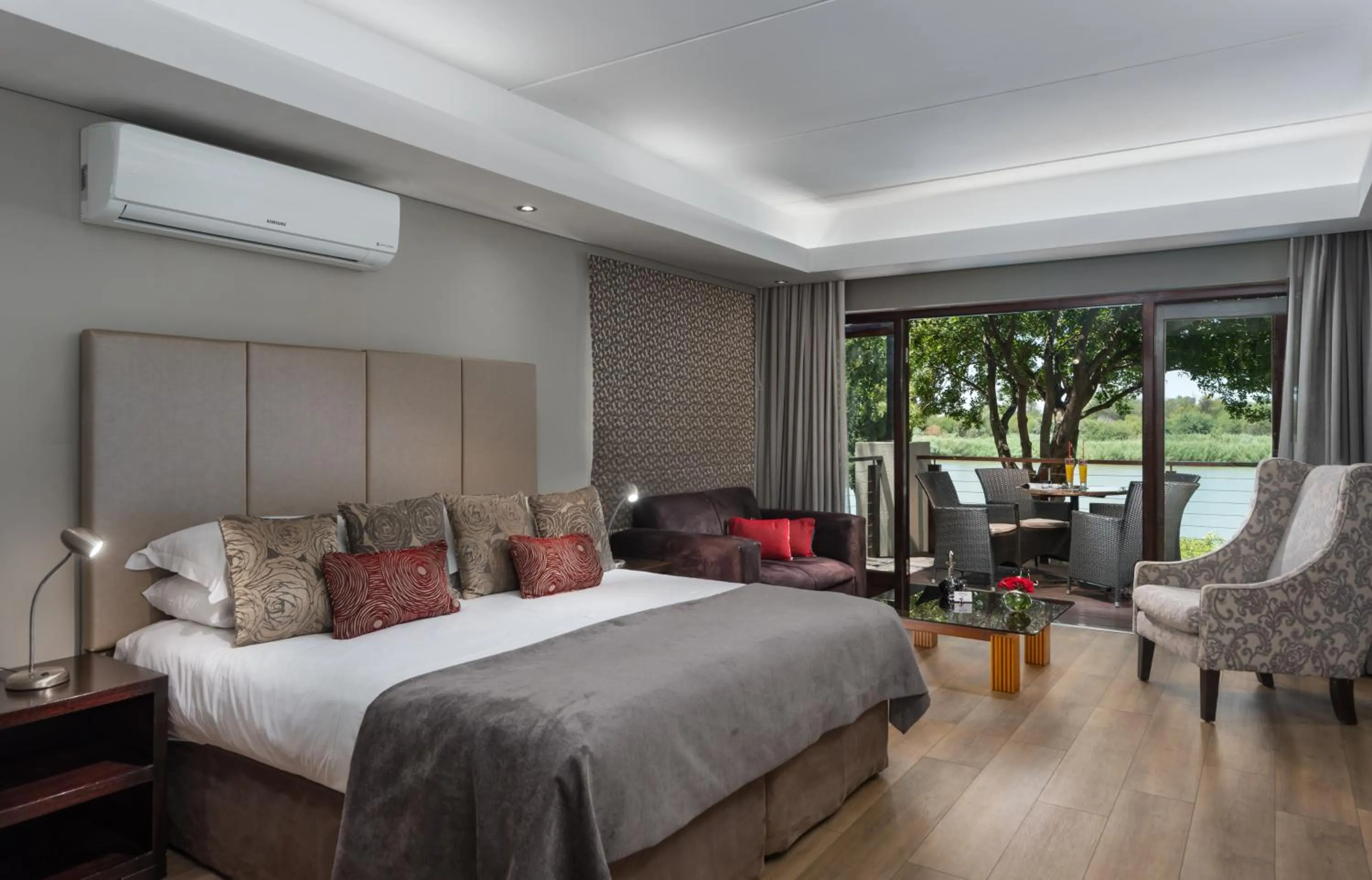 Photo of the whole room, Bed in River Place Manor