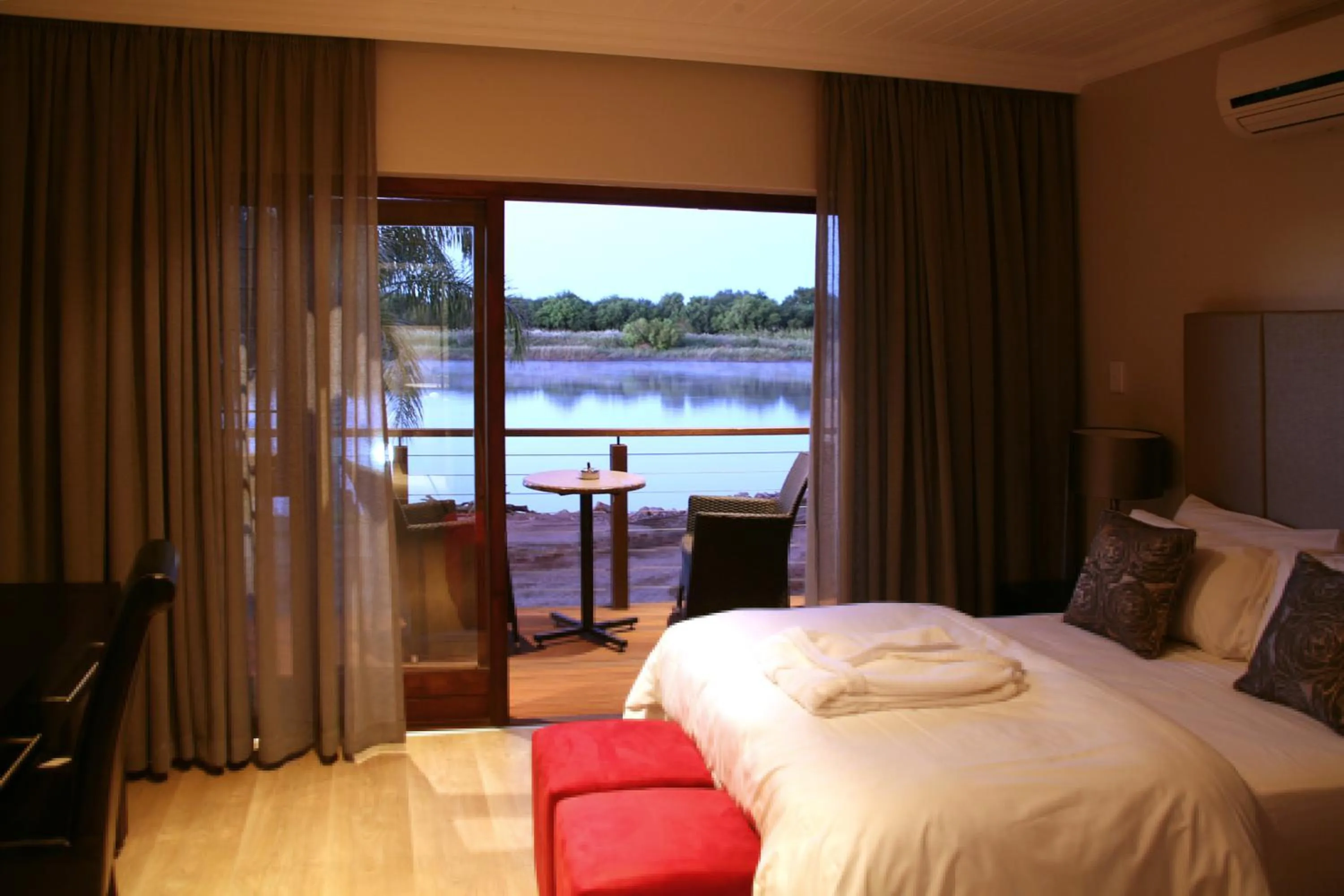 Shower, Bed in River Place Manor