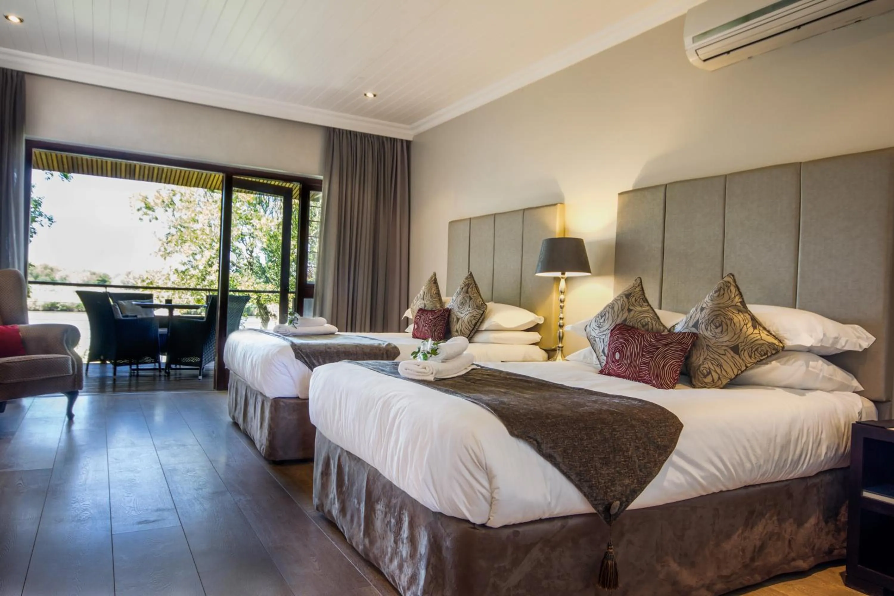 Shower, Bed in River Place Manor