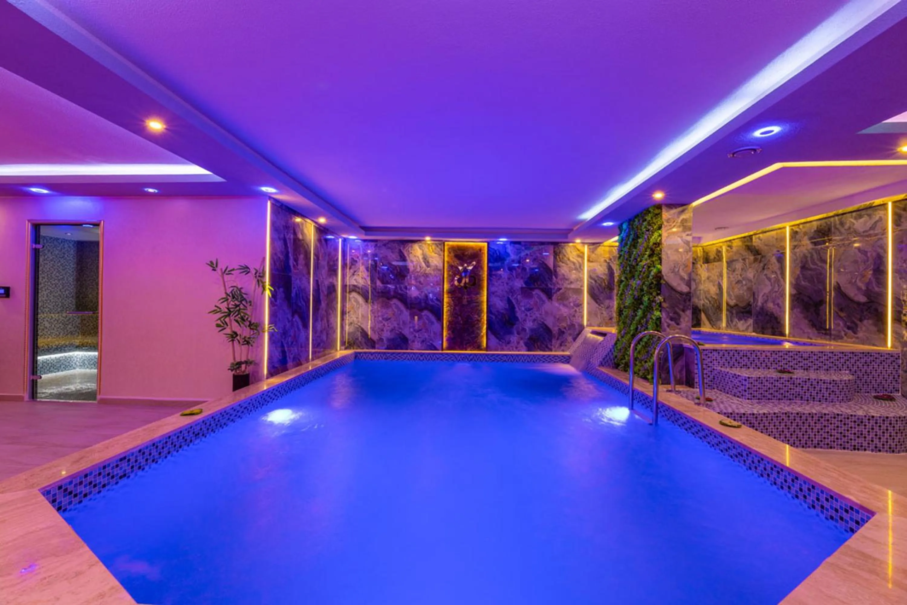 Swimming pool in Bekdas Hotel Deluxe & Spa