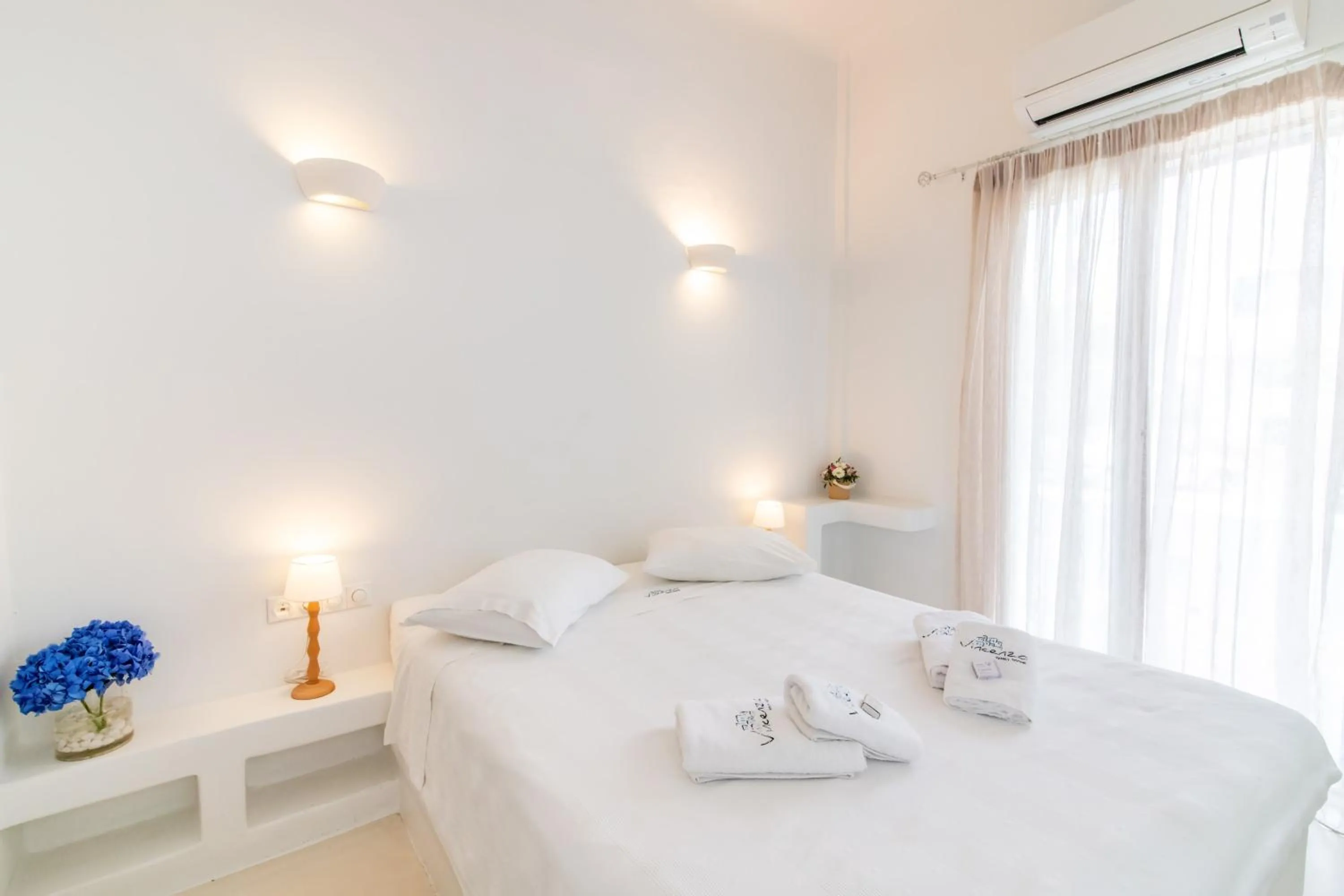 Bedroom, Bed in Vincenzo Family Rooms