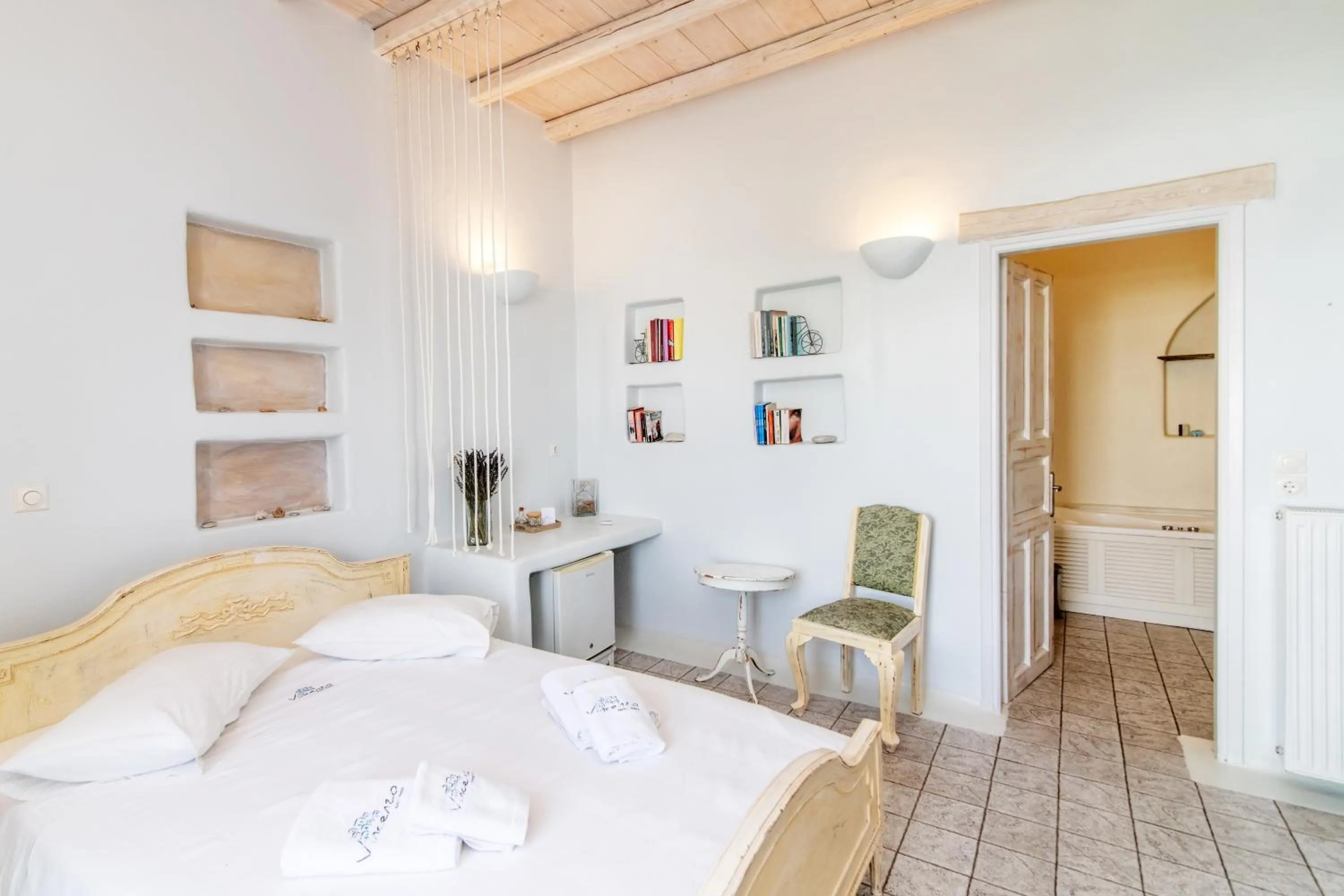 Bed in Vincenzo Family Rooms