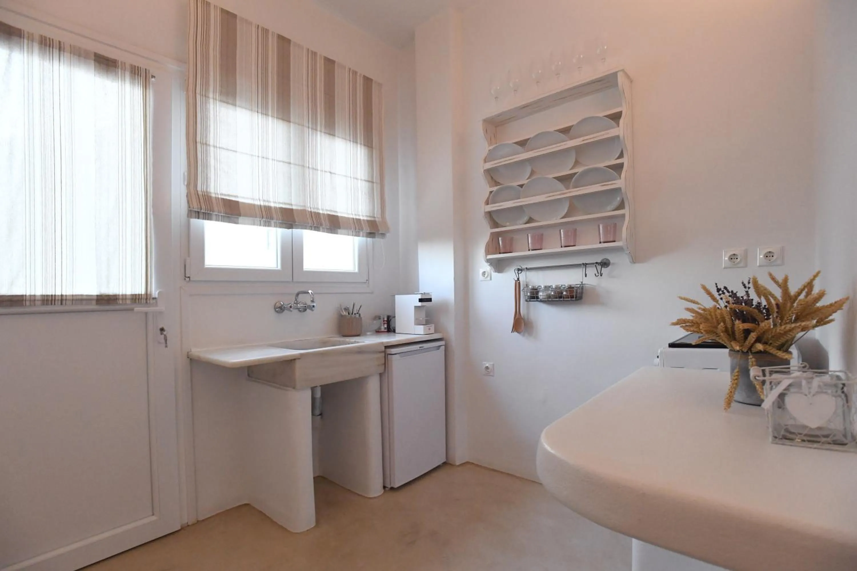 Kitchen or kitchenette in Vincenzo Family Rooms