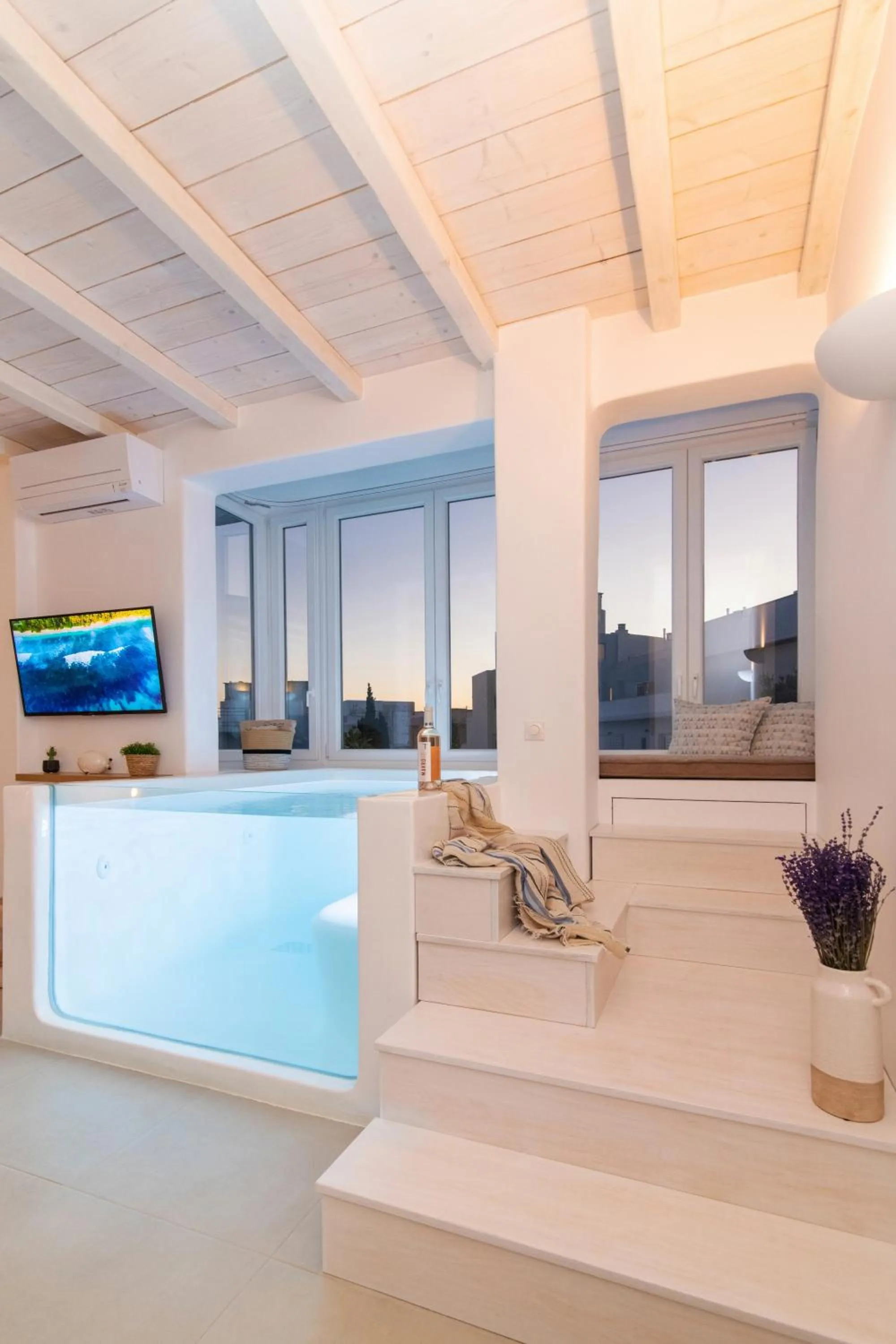 Photo of the whole room in Vincenzo Family Rooms