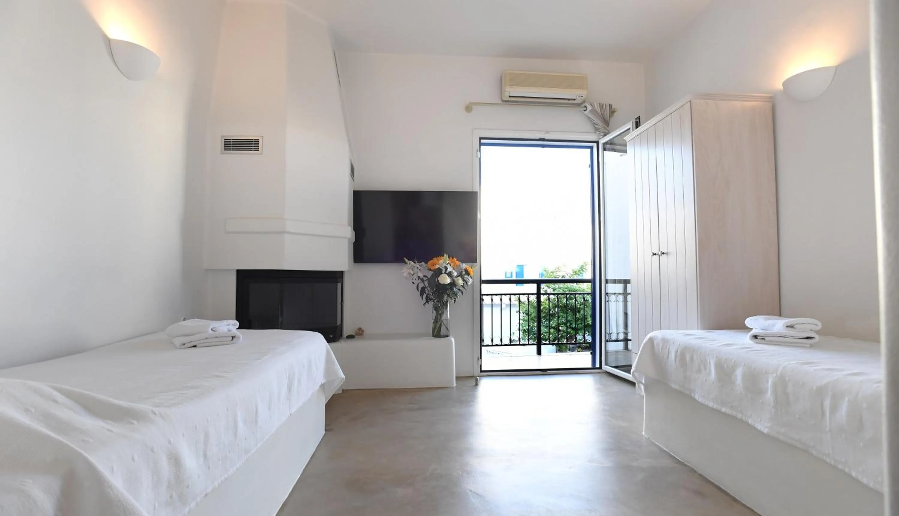 Living room, Bed in Vincenzo Family Rooms