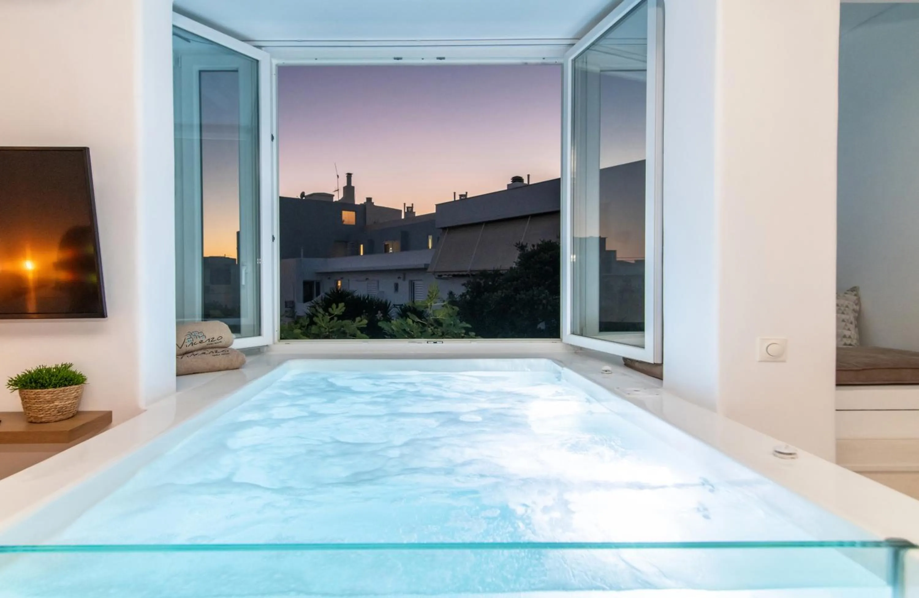 Swimming pool in Vincenzo Family Rooms