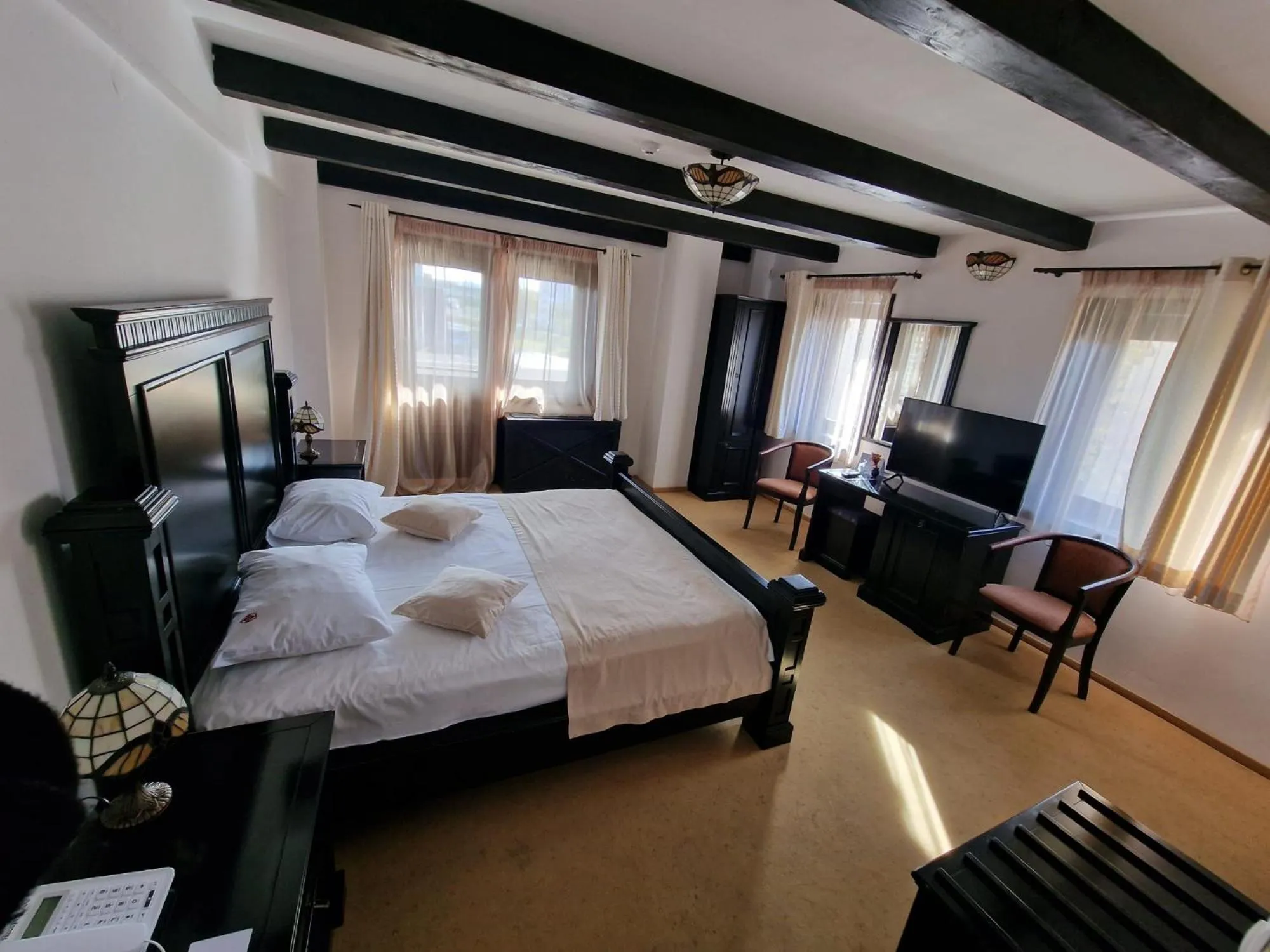 Bed in Podu' cu Lanturi