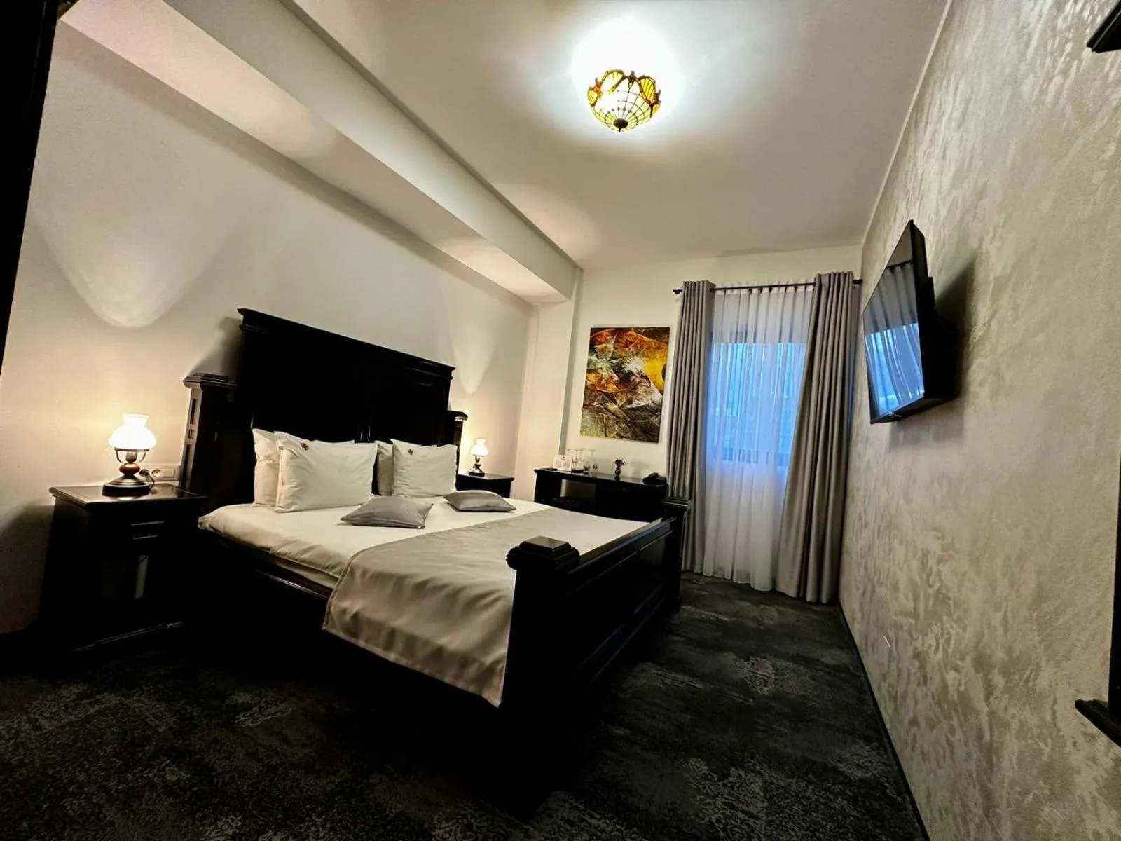 Bed in Podu' cu Lanturi