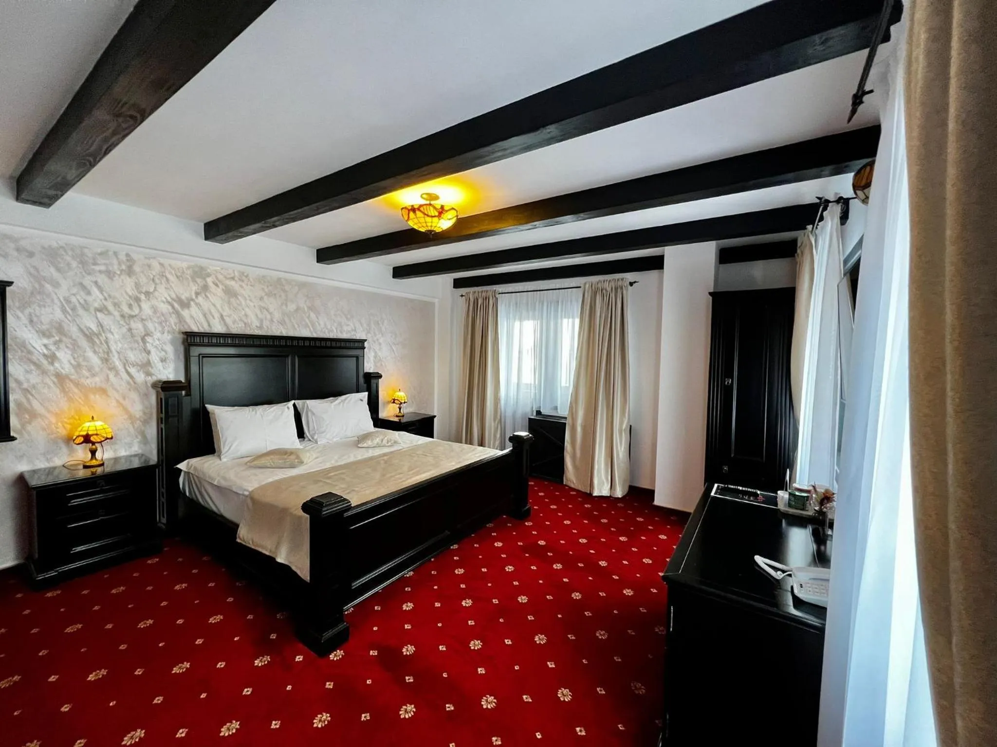 Bed in Podu' cu Lanturi