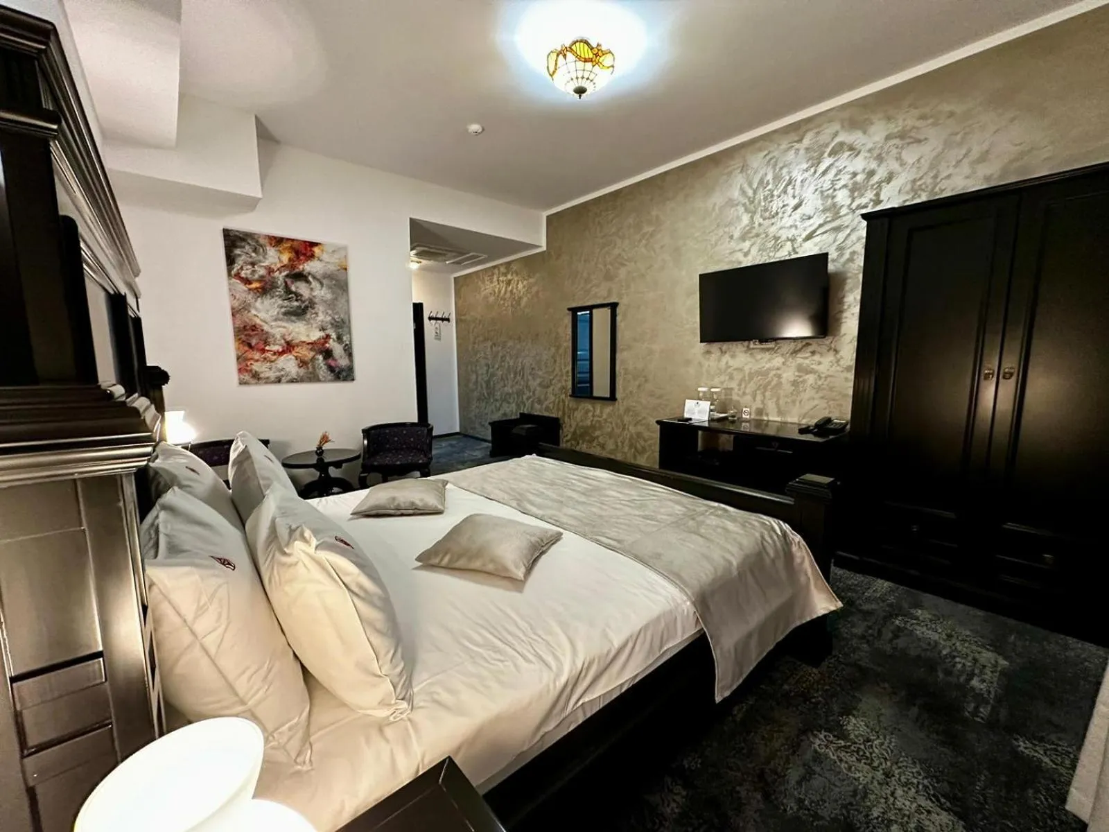 Bed in Podu' cu Lanturi