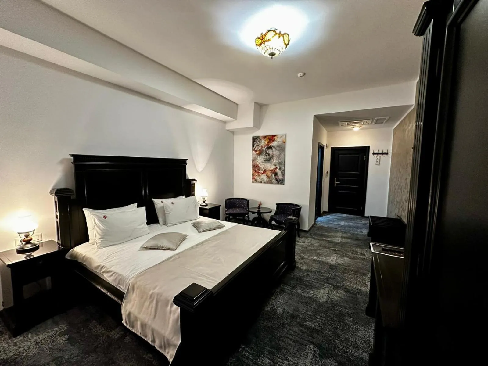 Bed in Podu' cu Lanturi