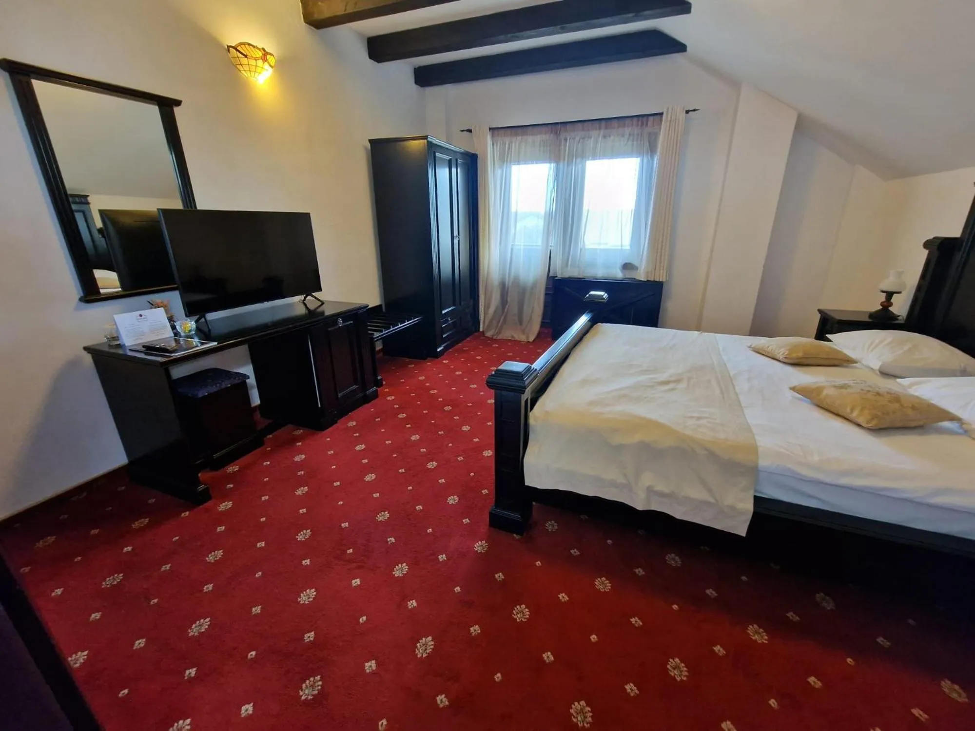 Bed in Podu' cu Lanturi