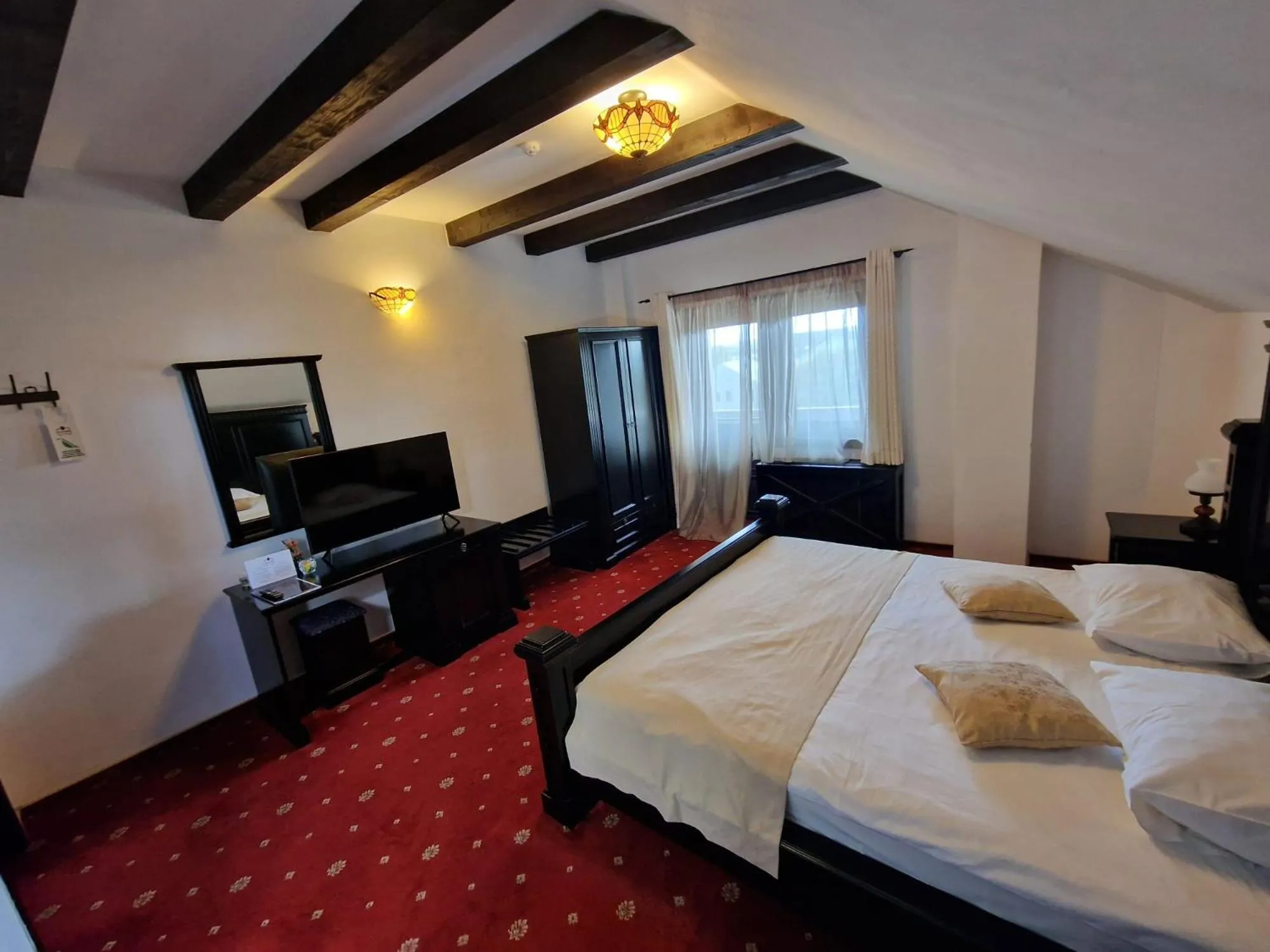 Bed in Podu' cu Lanturi