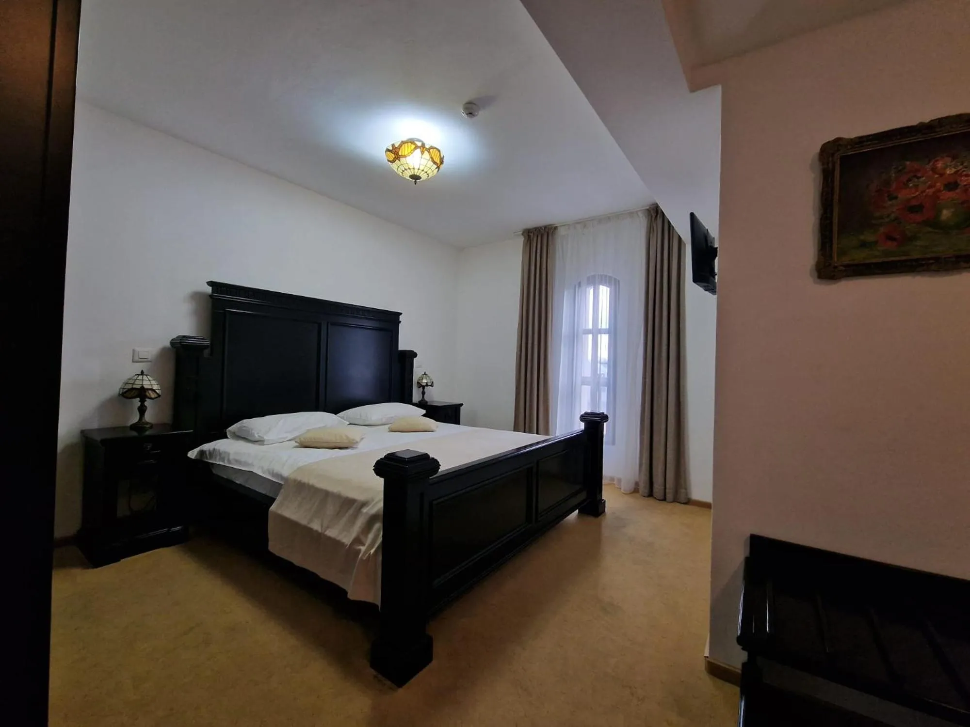 Bed in Podu' cu Lanturi