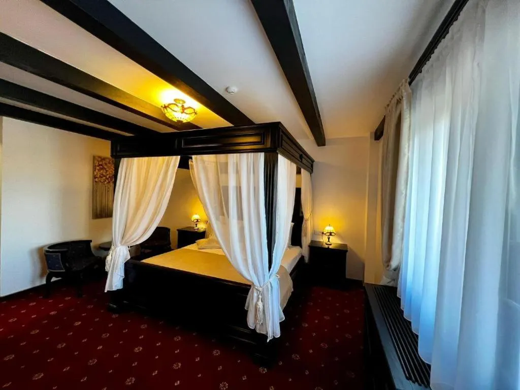 Bed in Podu' cu Lanturi