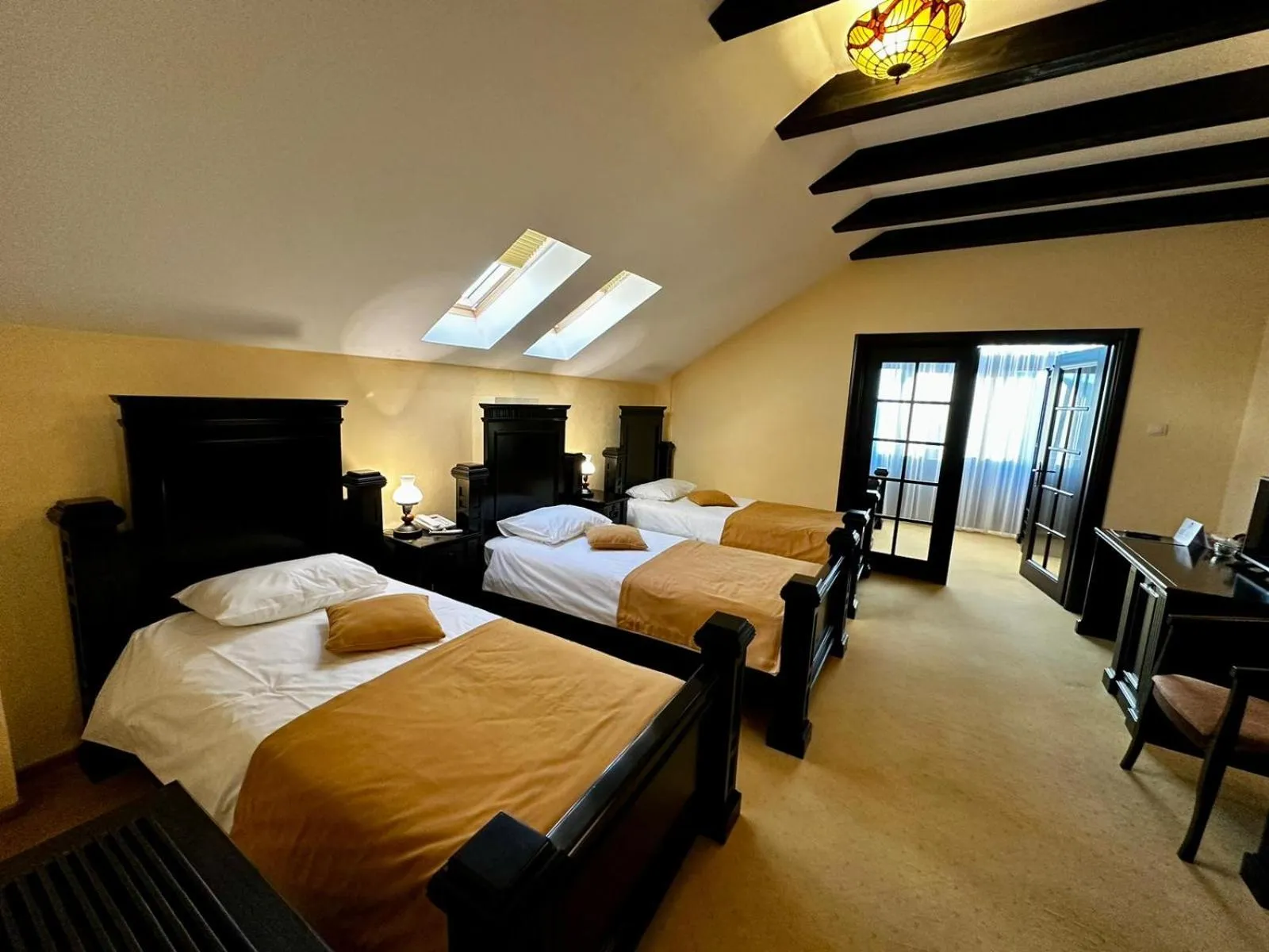 Bed in Podu' cu Lanturi