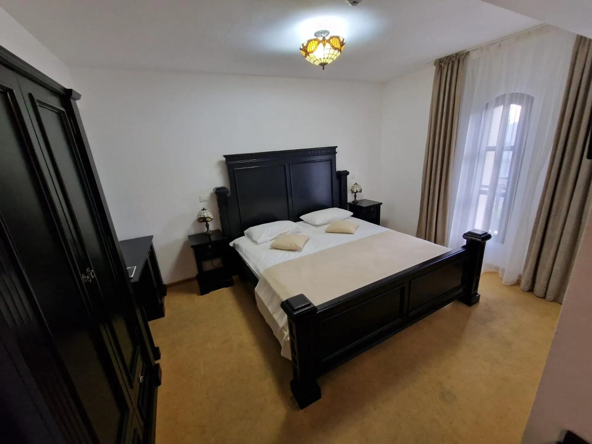 Bed in Podu' cu Lanturi