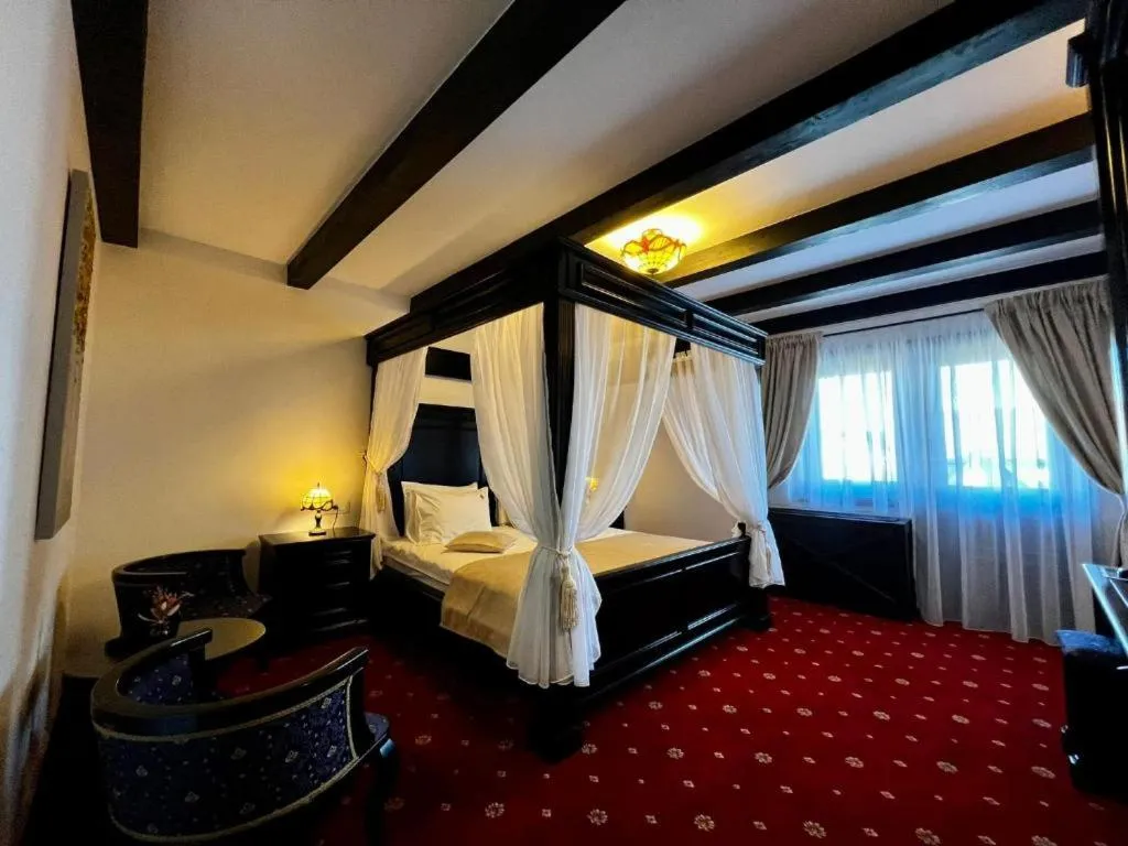 Bed in Podu' cu Lanturi