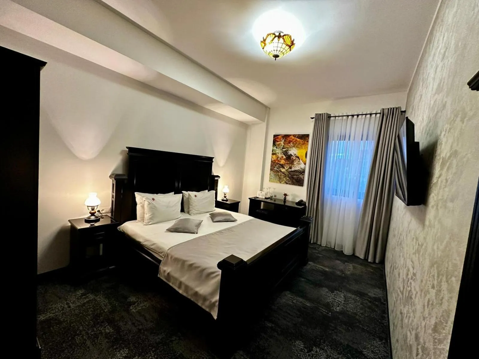 Bed in Podu' cu Lanturi