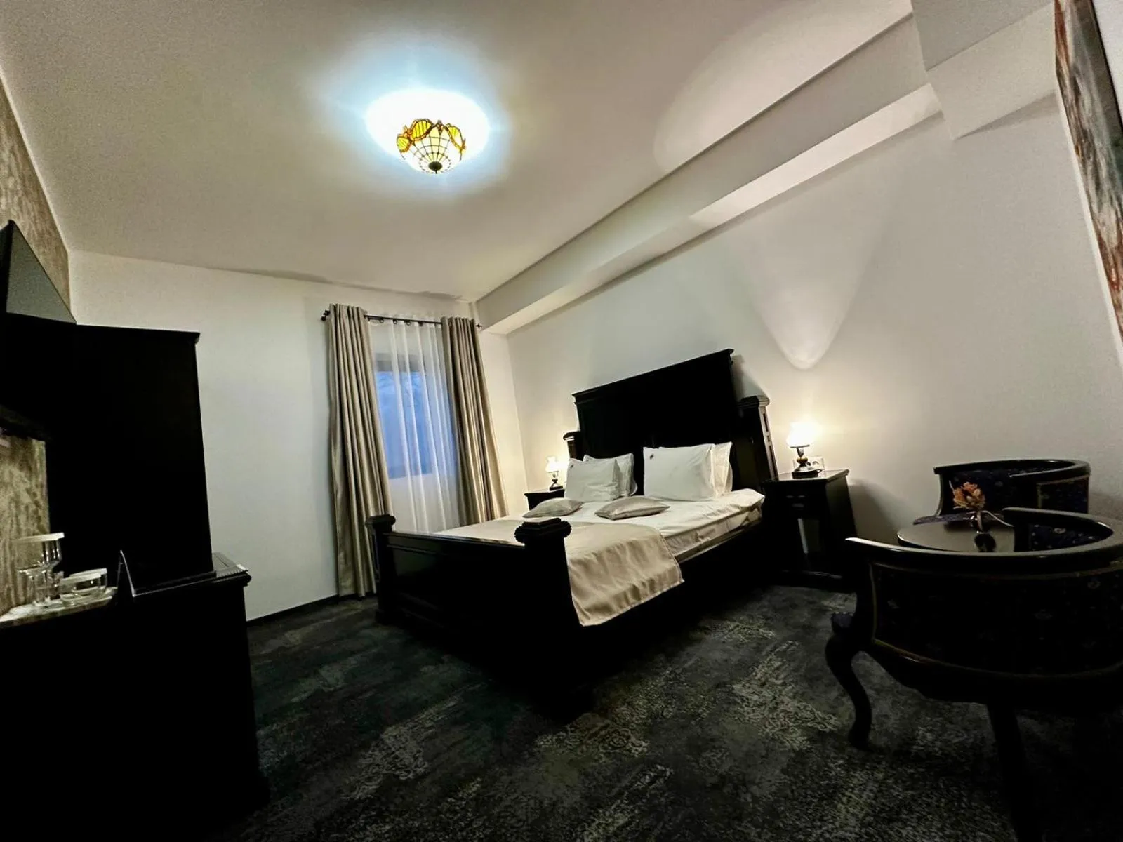 Bed in Podu' cu Lanturi