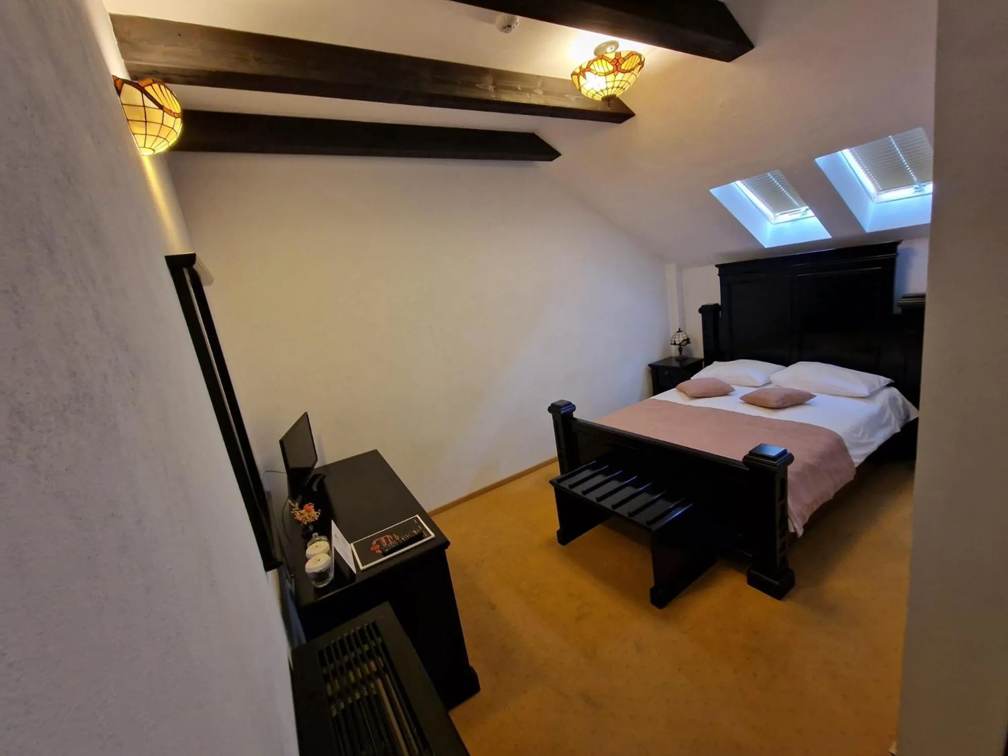 Bed in Podu' cu Lanturi