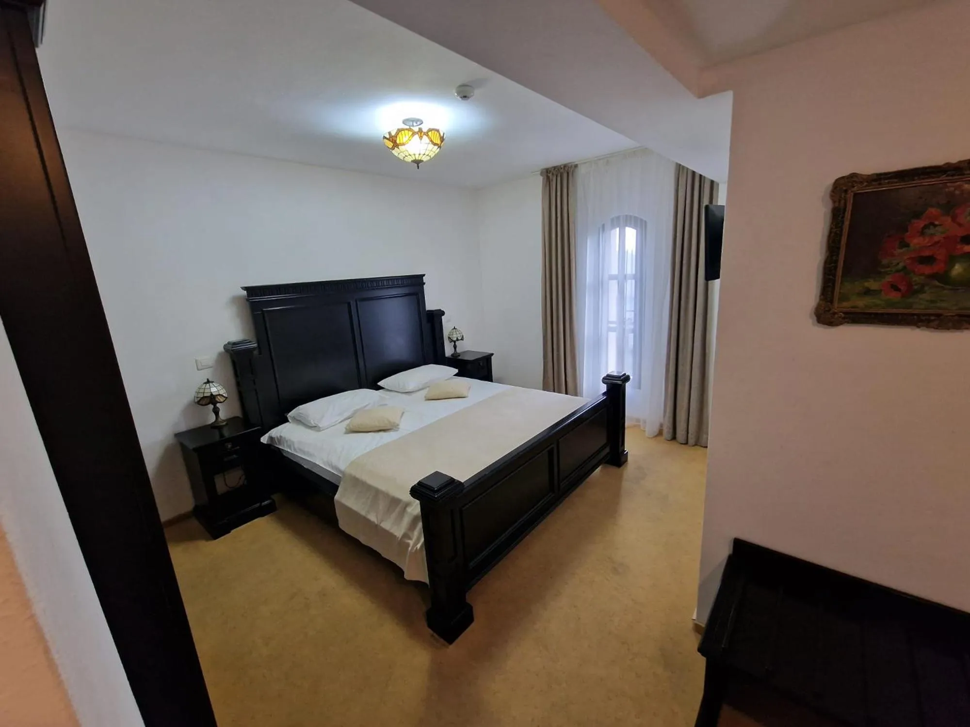 Bed in Podu' cu Lanturi