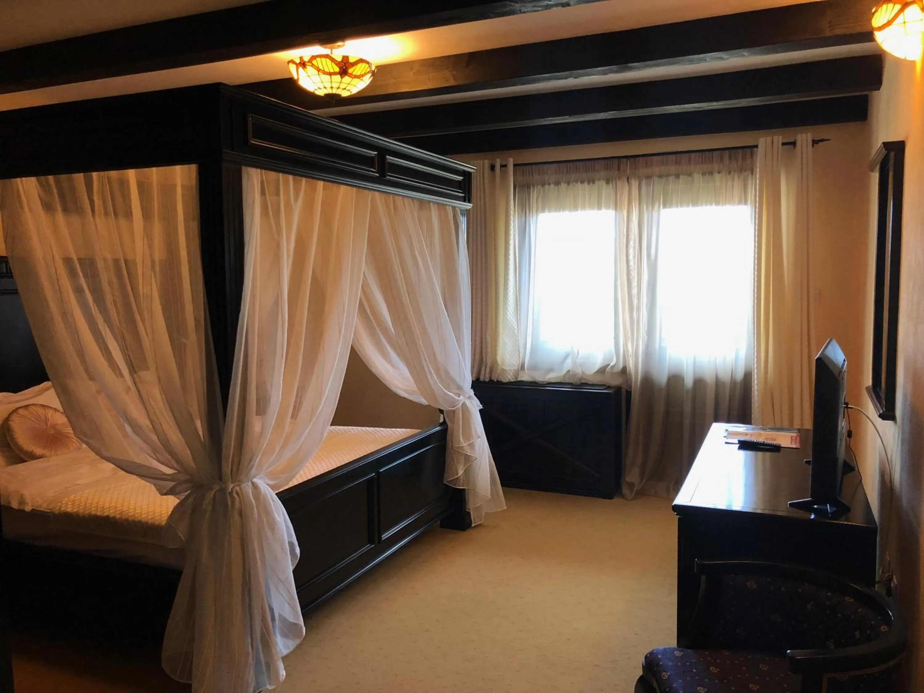 Bed in Podu' cu Lanturi