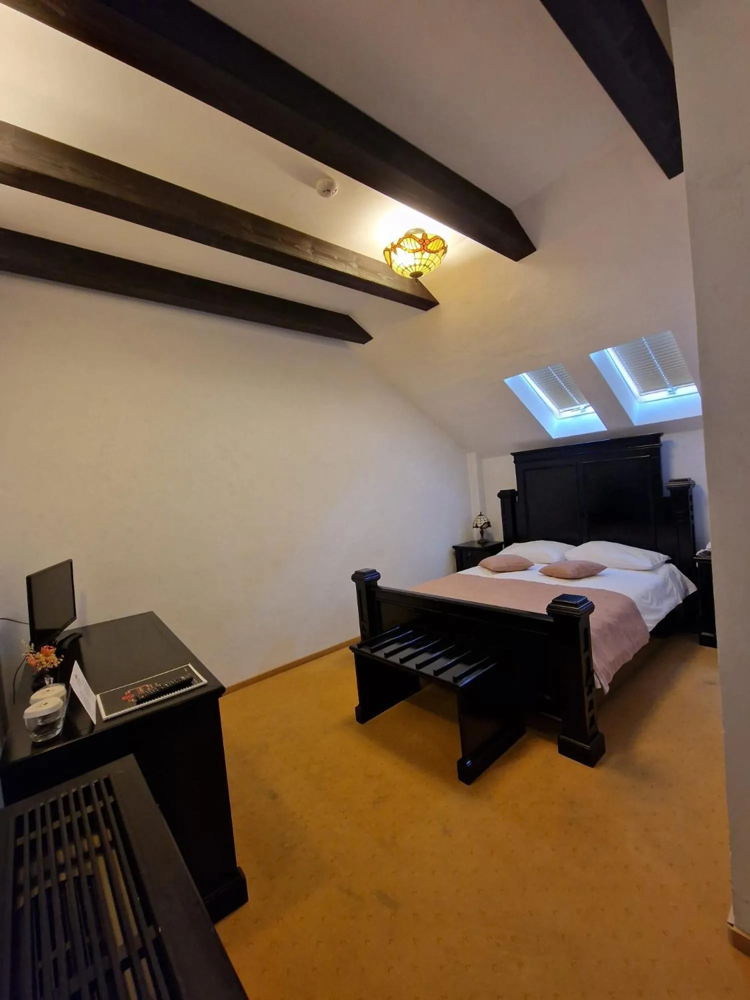 Bed in Podu' cu Lanturi